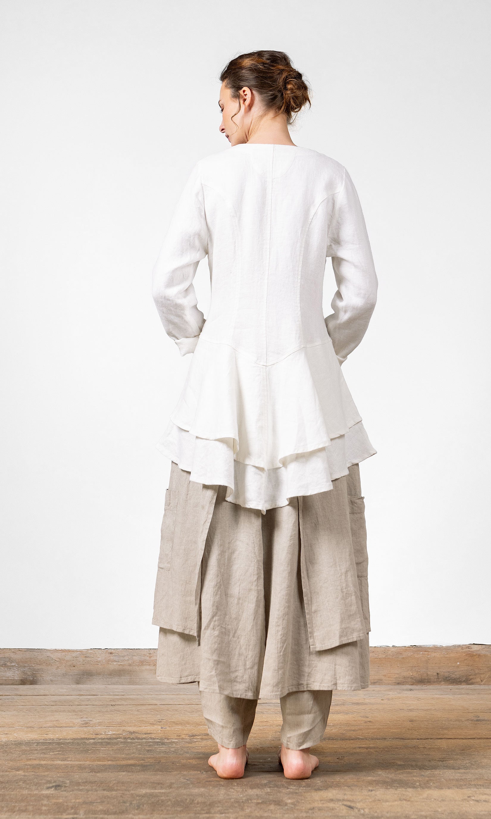 Linnejacka med volang och v-ringning