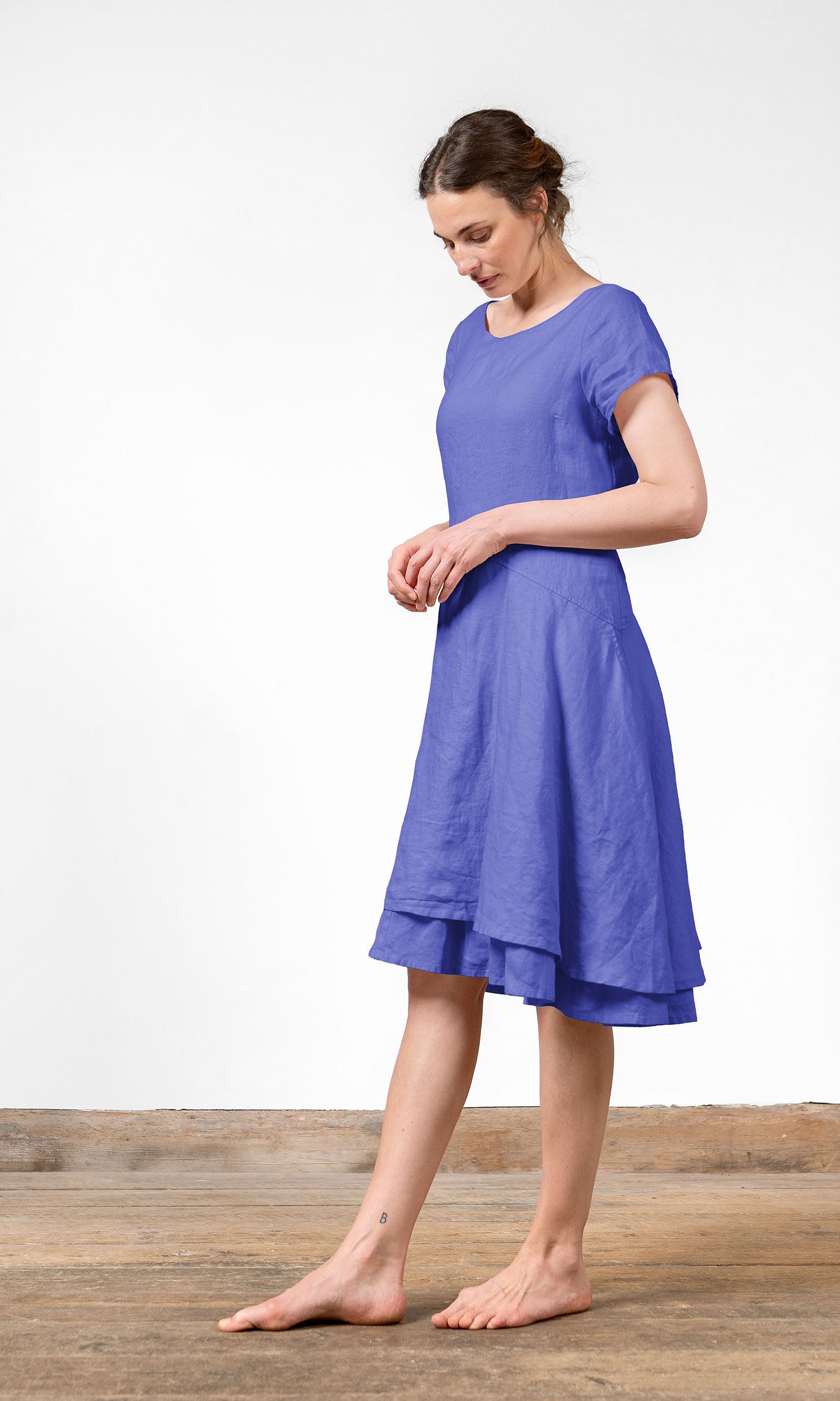 Linneklänning i kortärmad, insvängd modell