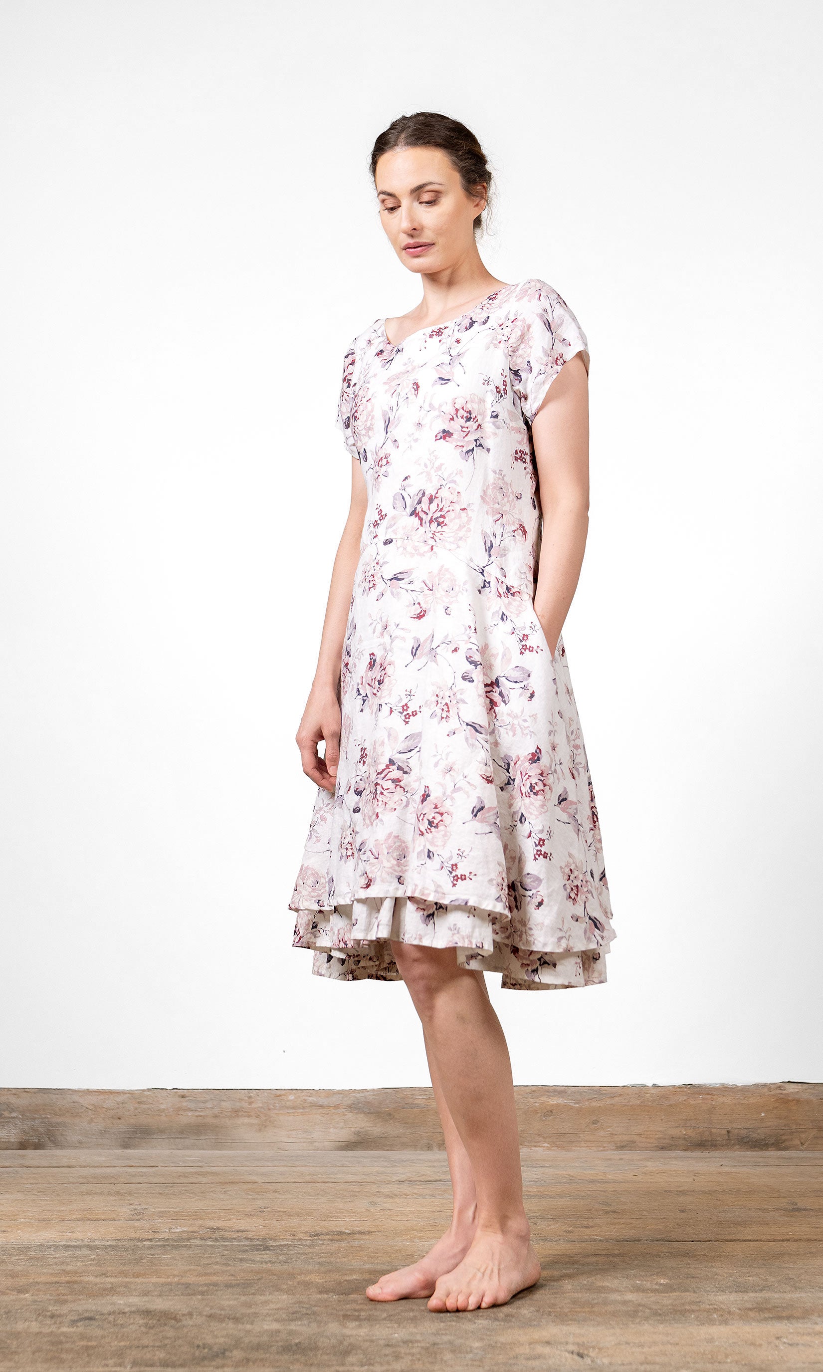 Leinenkleid in kurzärmeliger, taillierter Ausführung