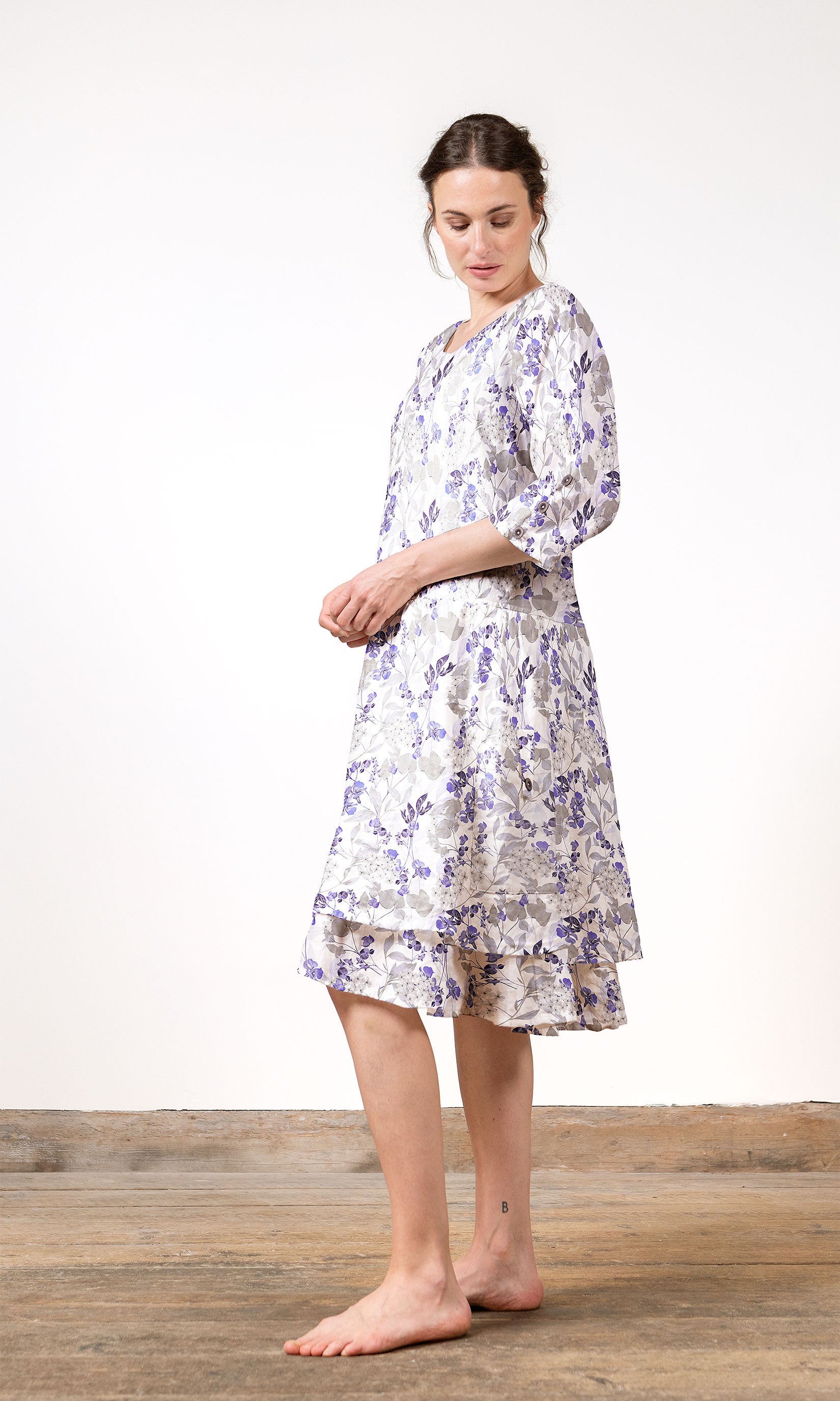 Leinenkleid mit Dreiviertelärmeln und Knöpfen hinten