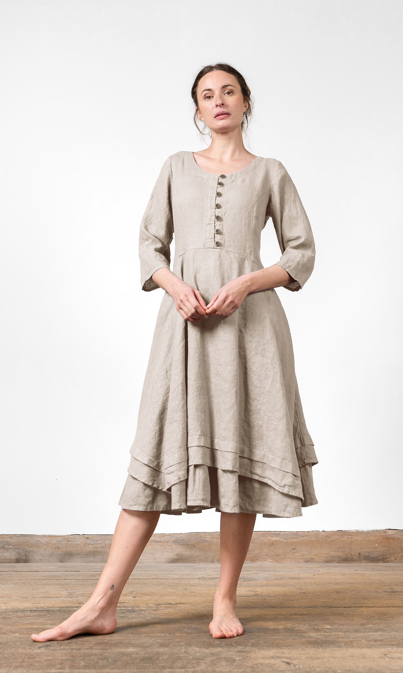 Linneklänning med knappar, figursydd modell