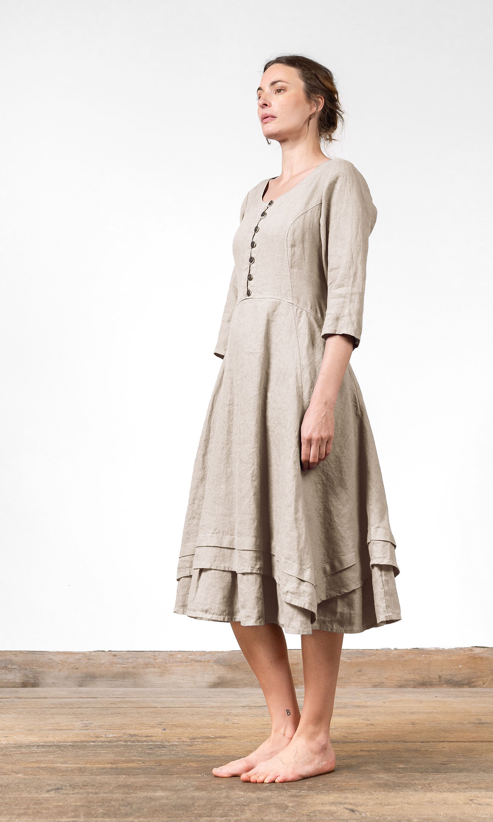 Linneklänning med knappar, figursydd modell
