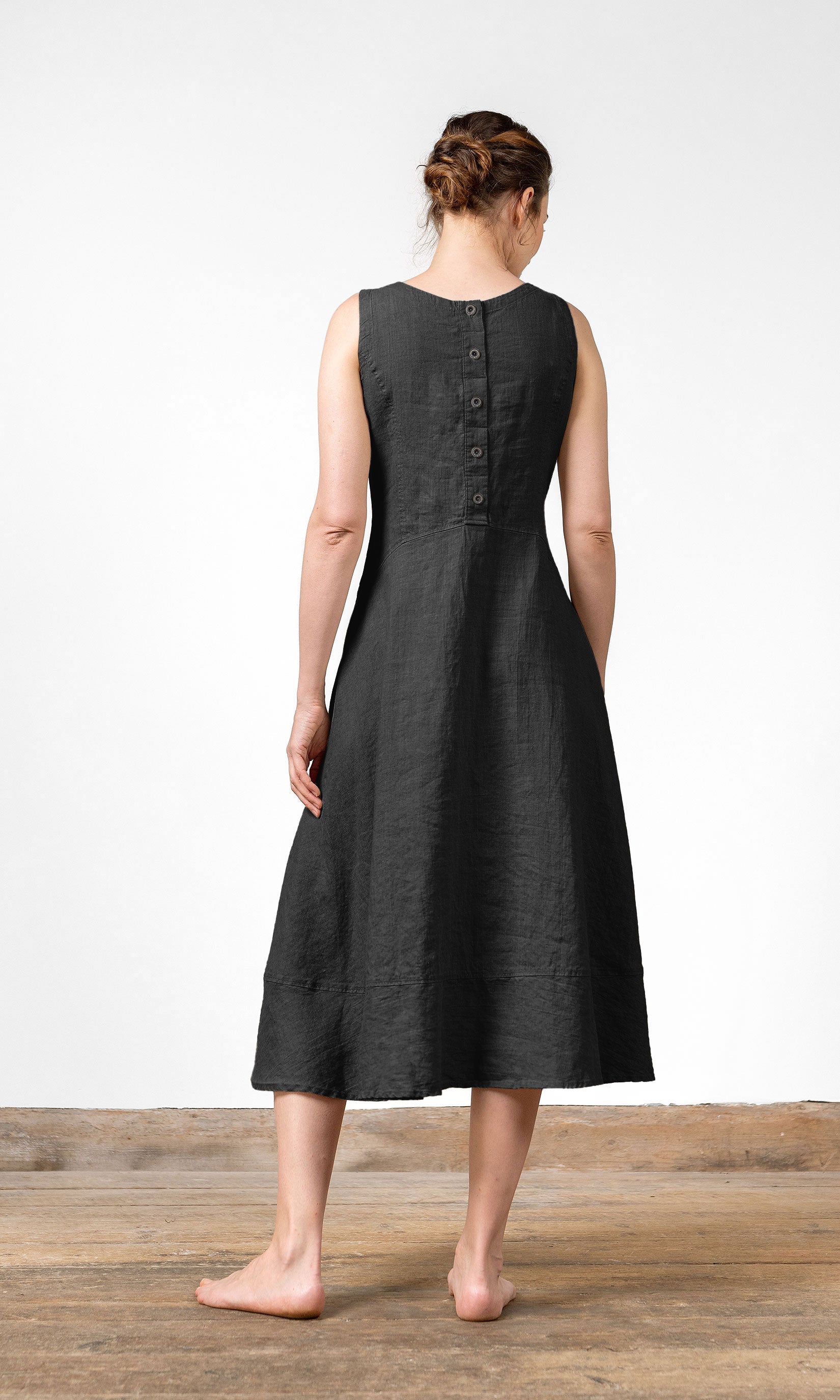 Ärmelloses Leinenkleid mit Knöpfen hinten