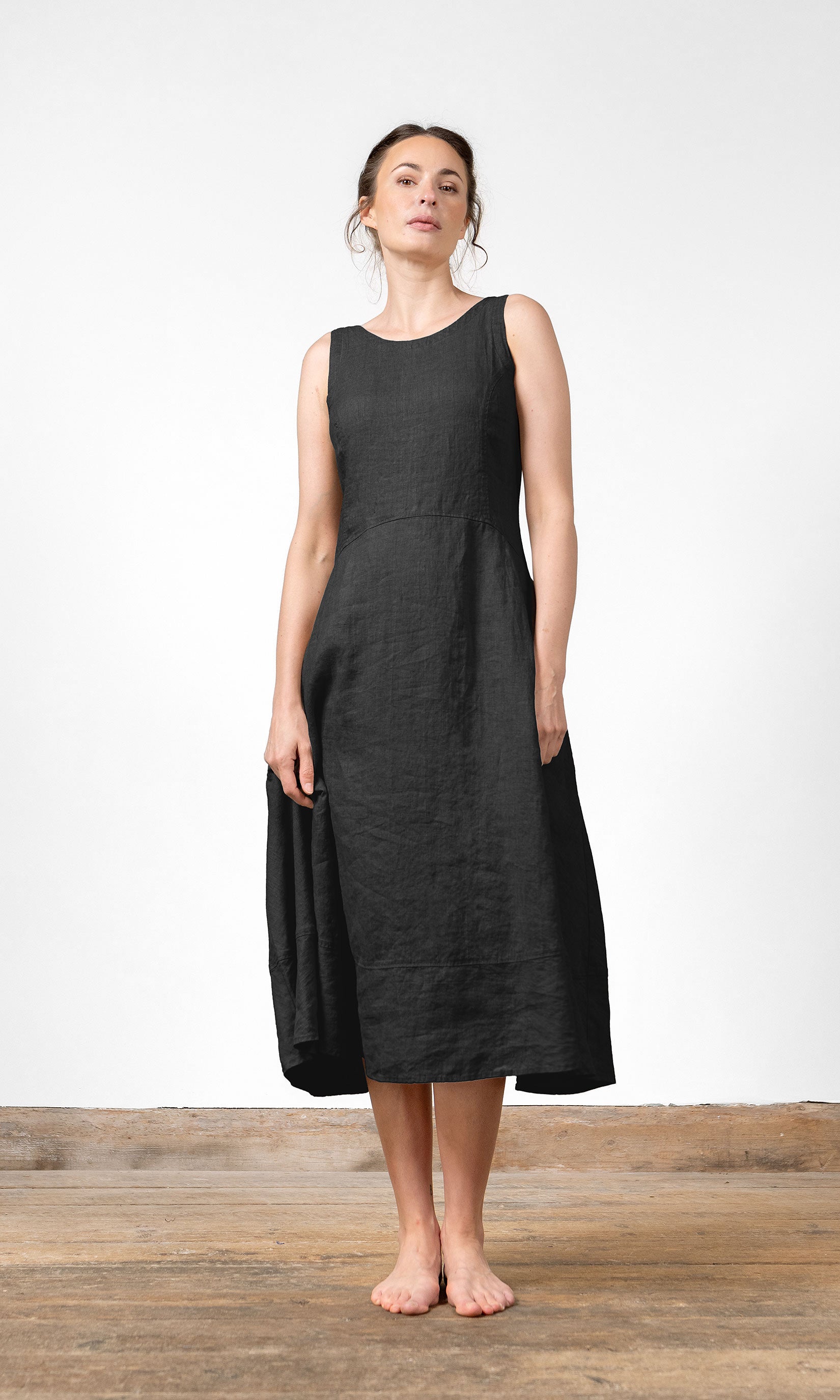 Ärmelloses Leinenkleid mit Knöpfen hinten