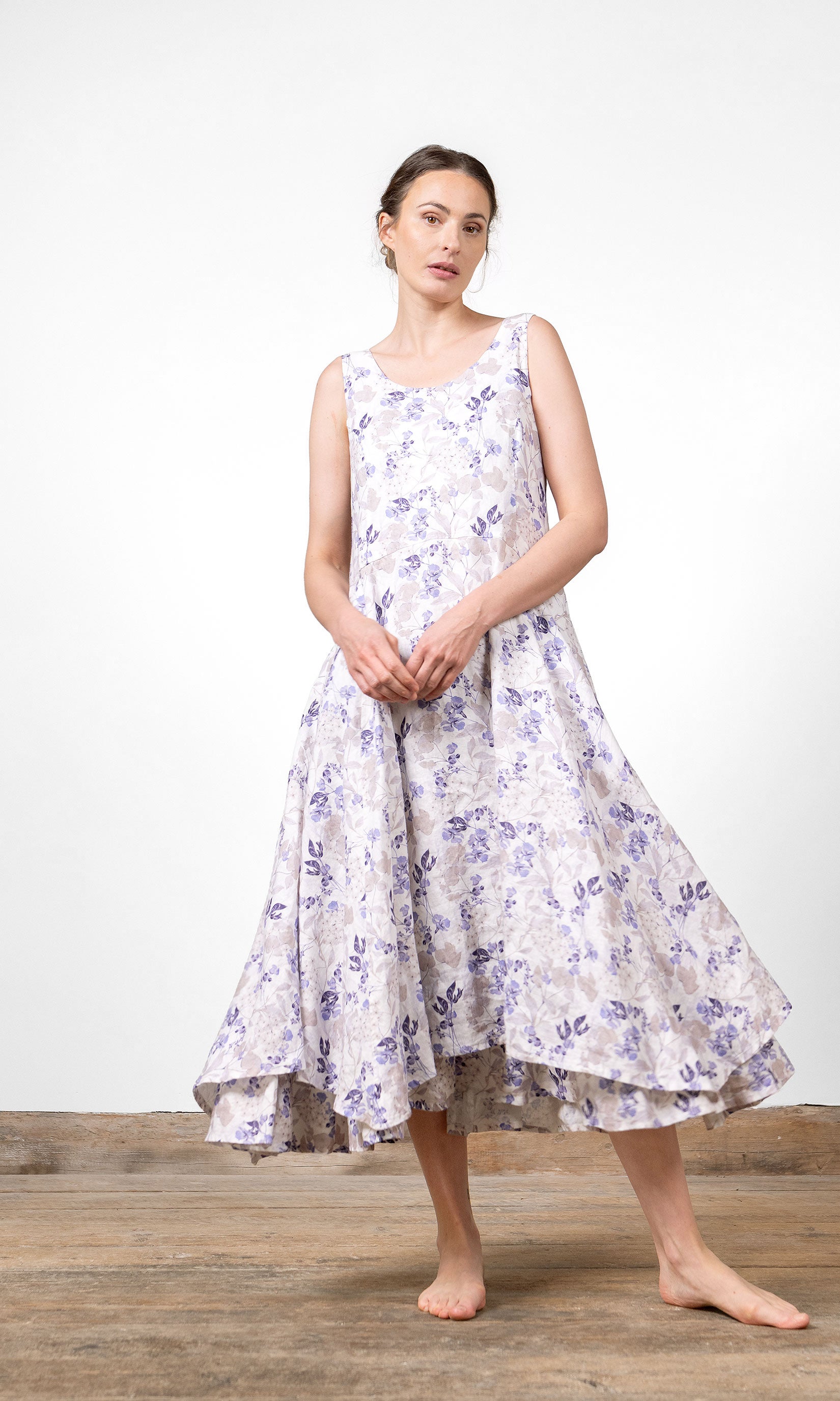 Linneklänning i lång, figursydd och ärmlös modell