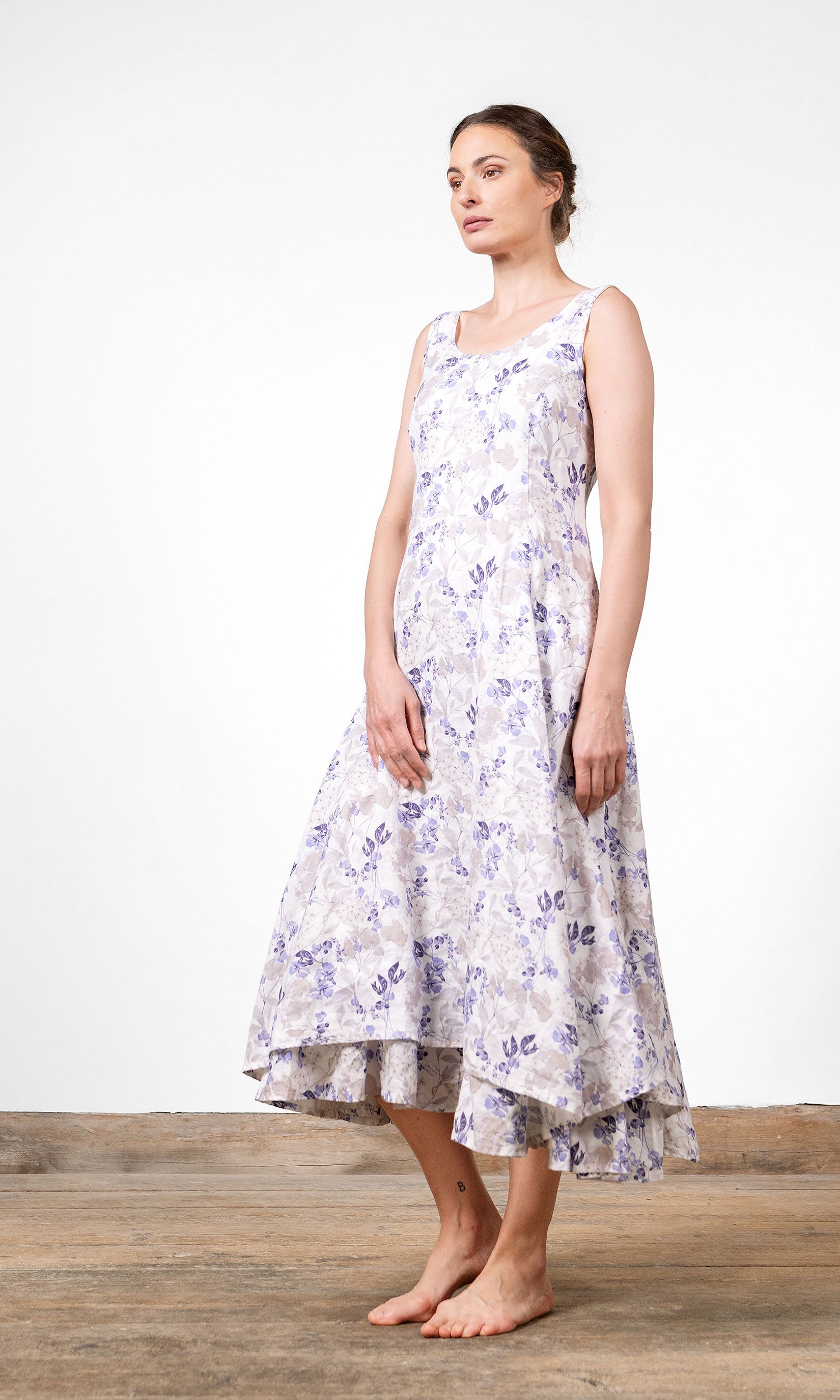 Leinenkleid in langem, figurbetontem und ärmellosem Schnitt