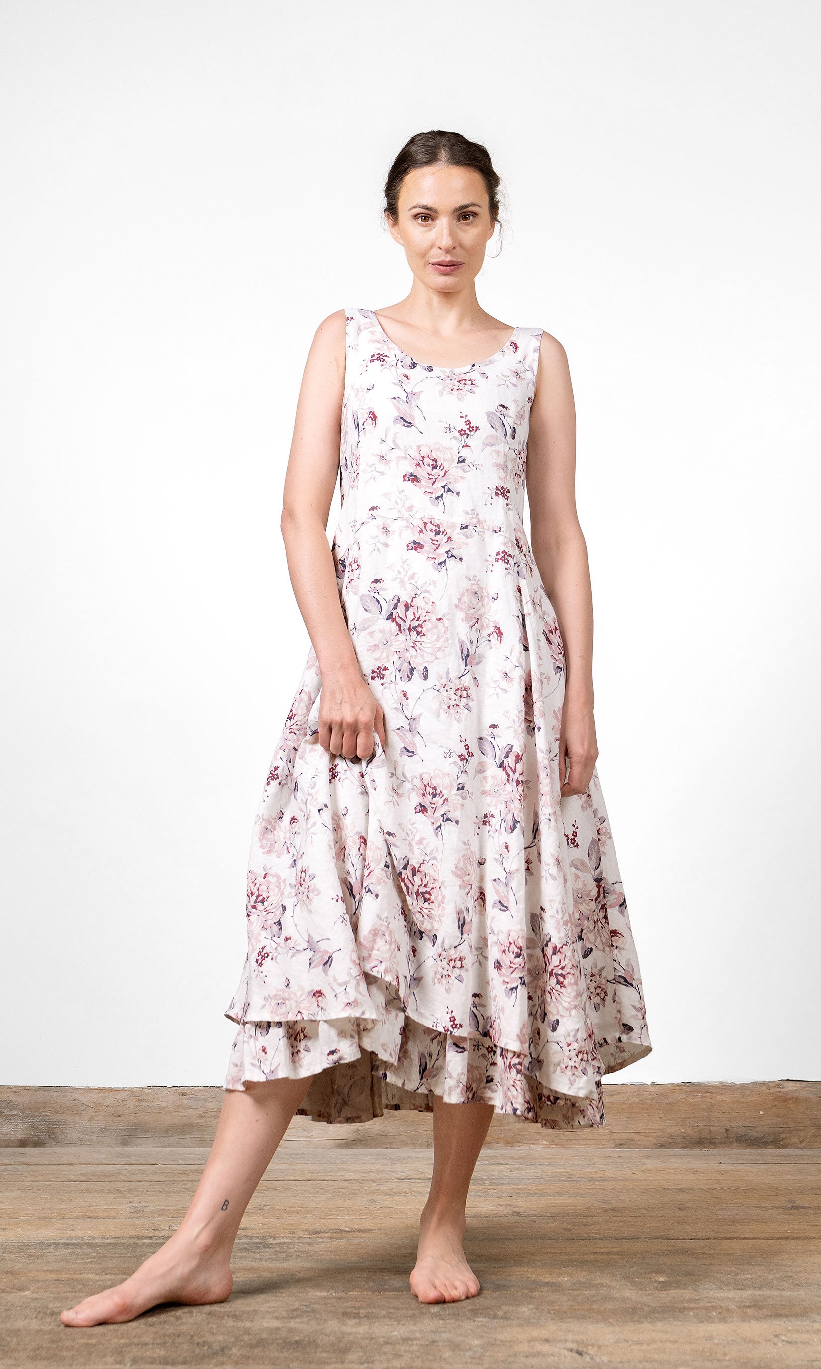 Leinenkleid in langem, figurbetontem und ärmellosem Schnitt