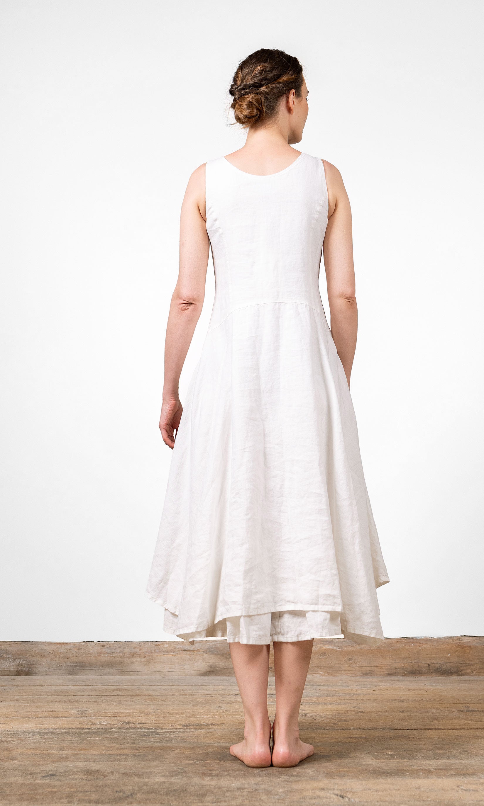 Linen dress in a long, fitted and sleeveless style