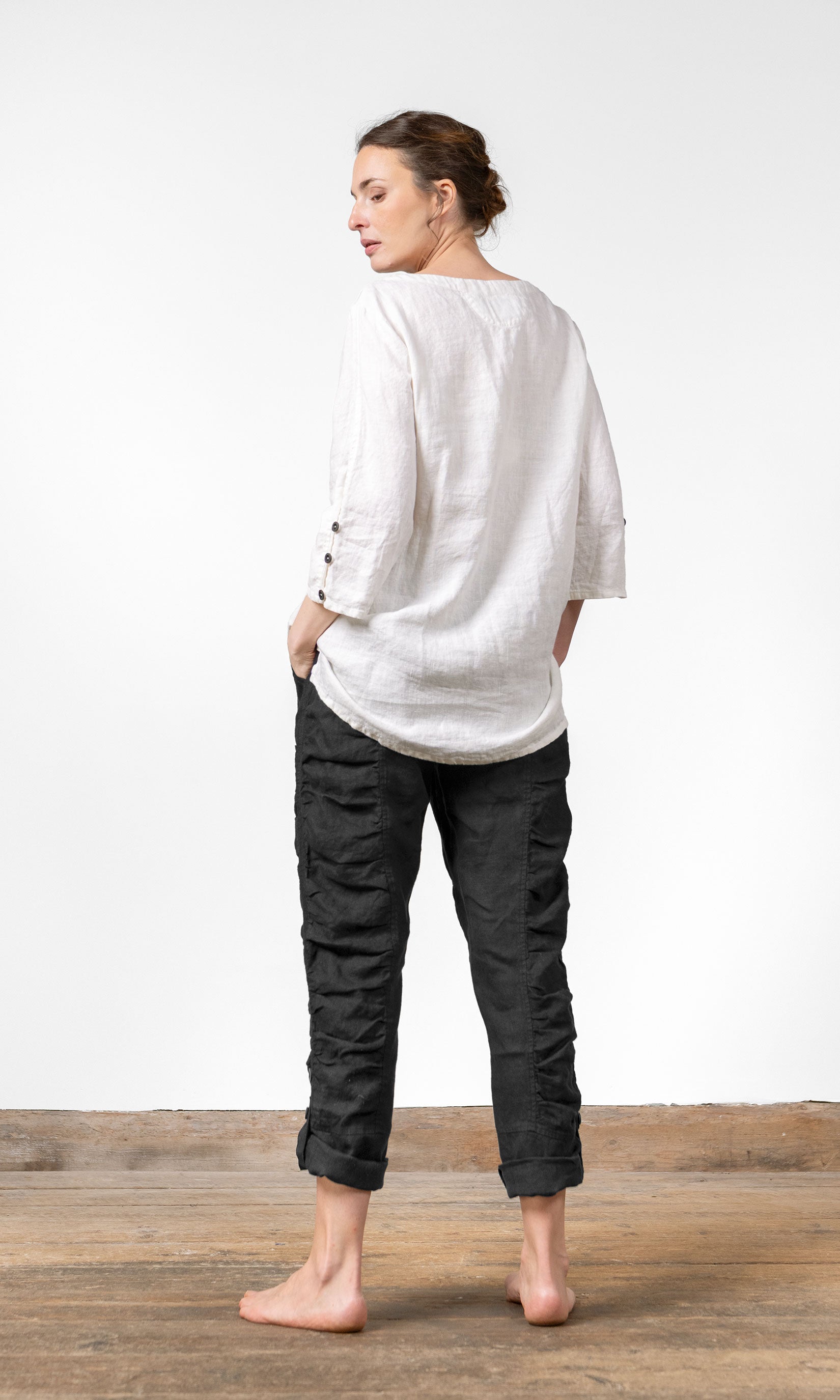 Linnebyxa med veck och slejf i benet