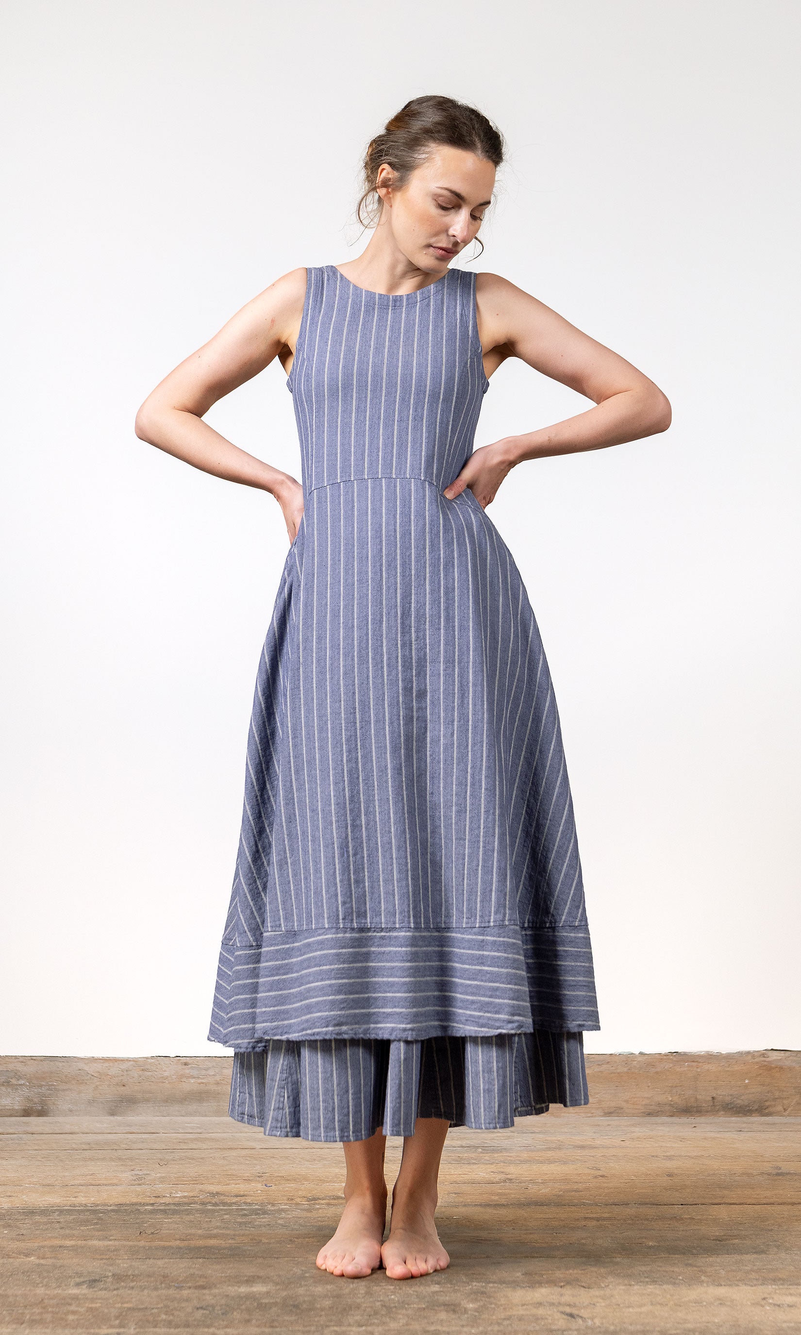 Ärmlös klänning i blått smalrandigt bomulls-/linnetyg