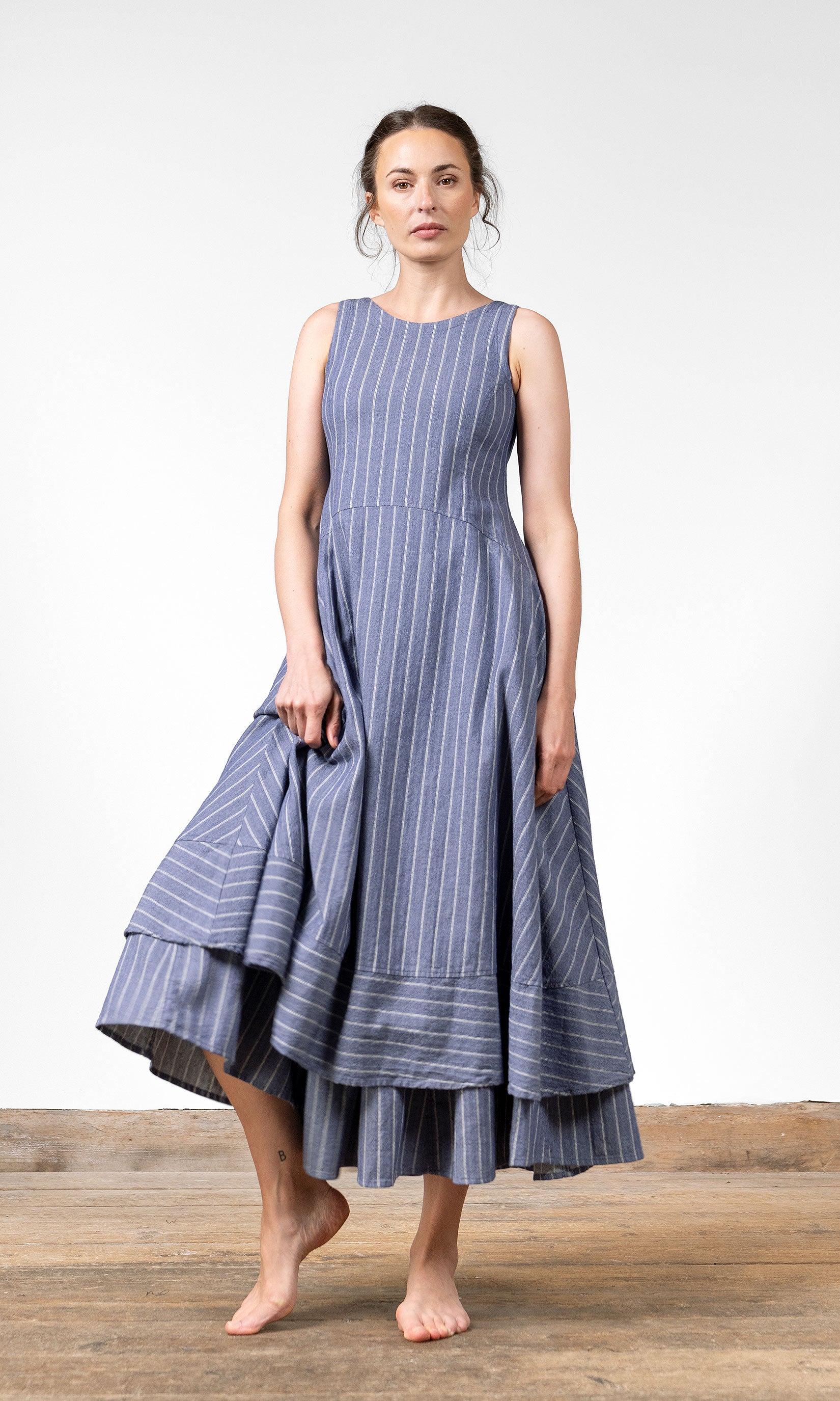 Ärmlös klänning i blått smalrandigt bomulls-/linnetyg