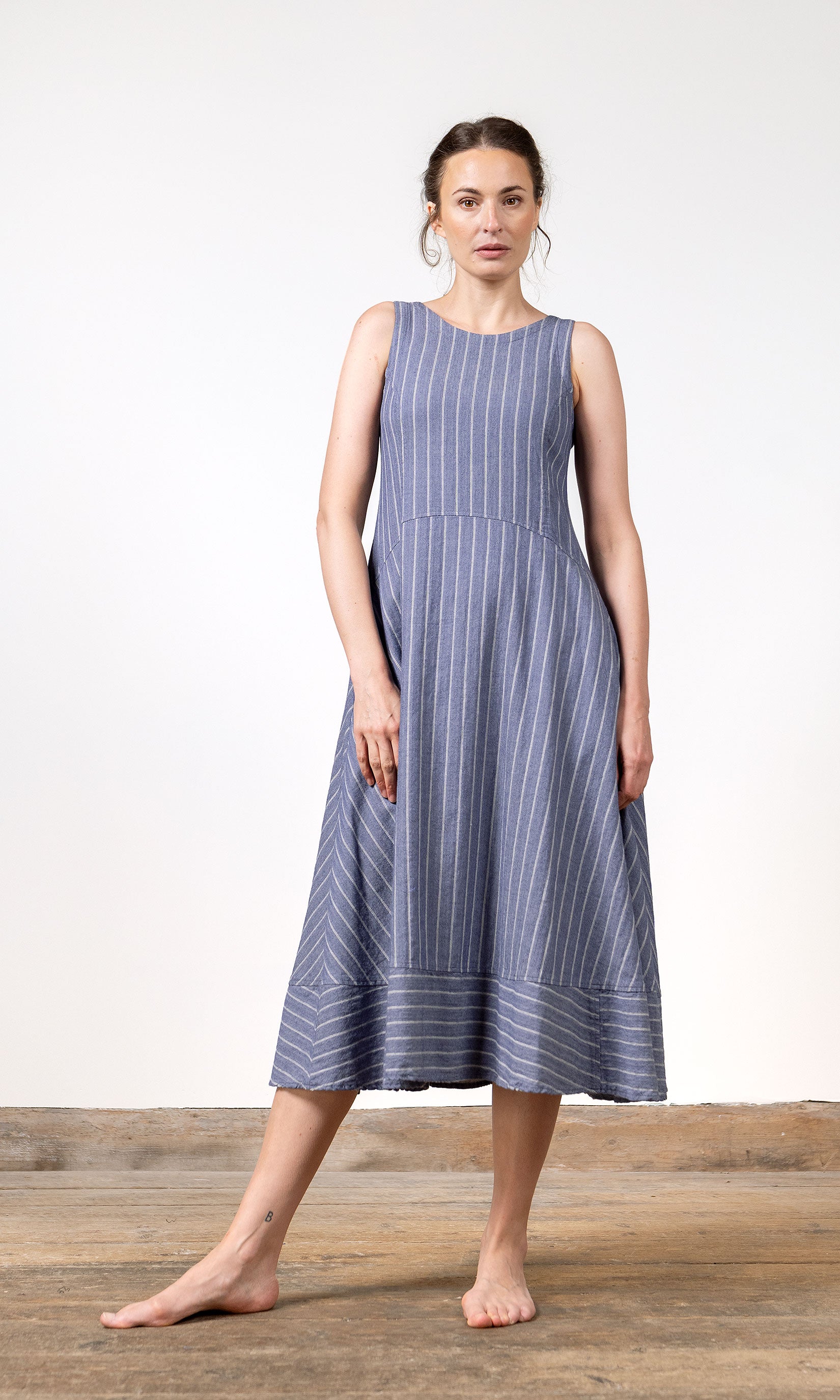 Ärmelloses Kleid aus blau gestreiftem Baumwoll-Leinenstoff