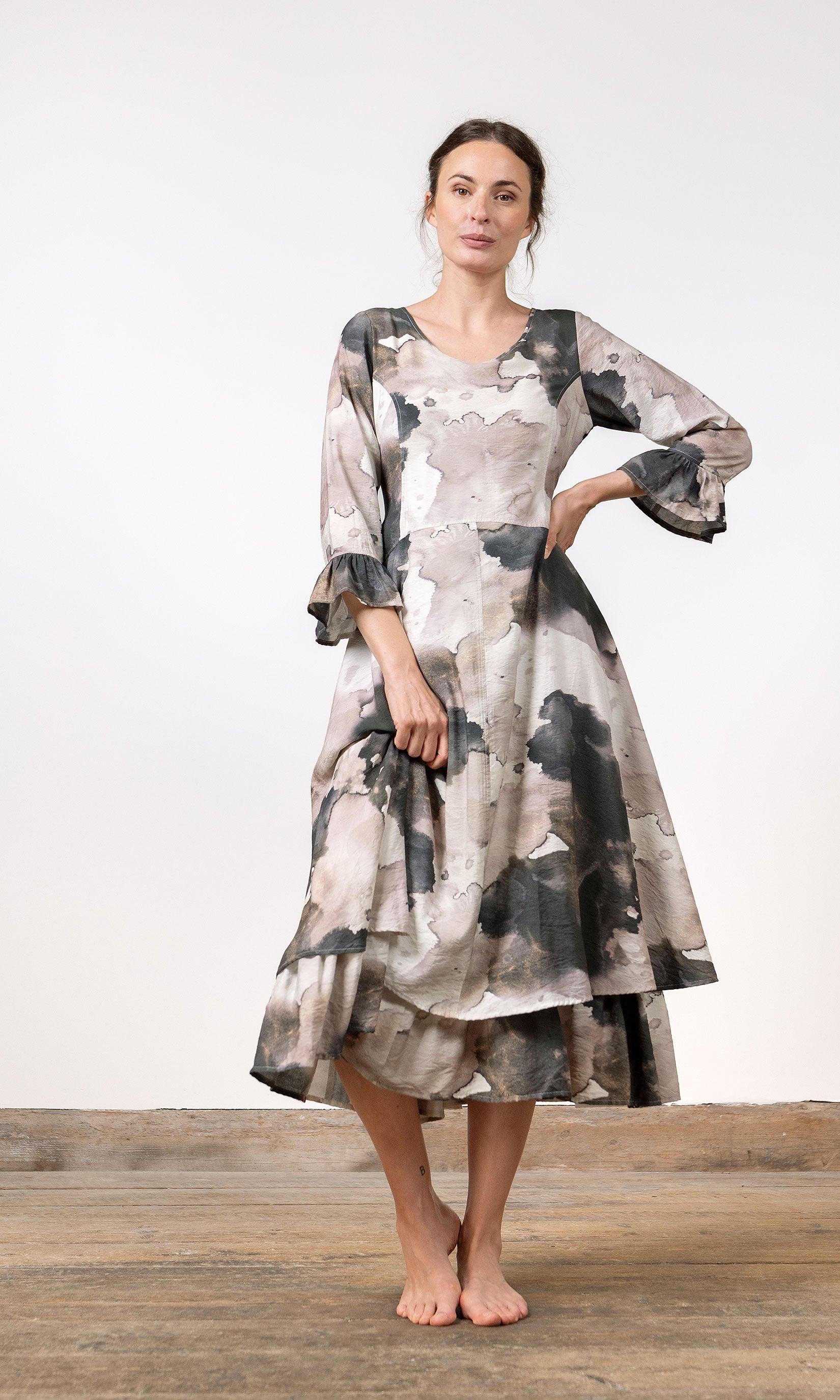Dress with ruffle edge in patterned viscose blend