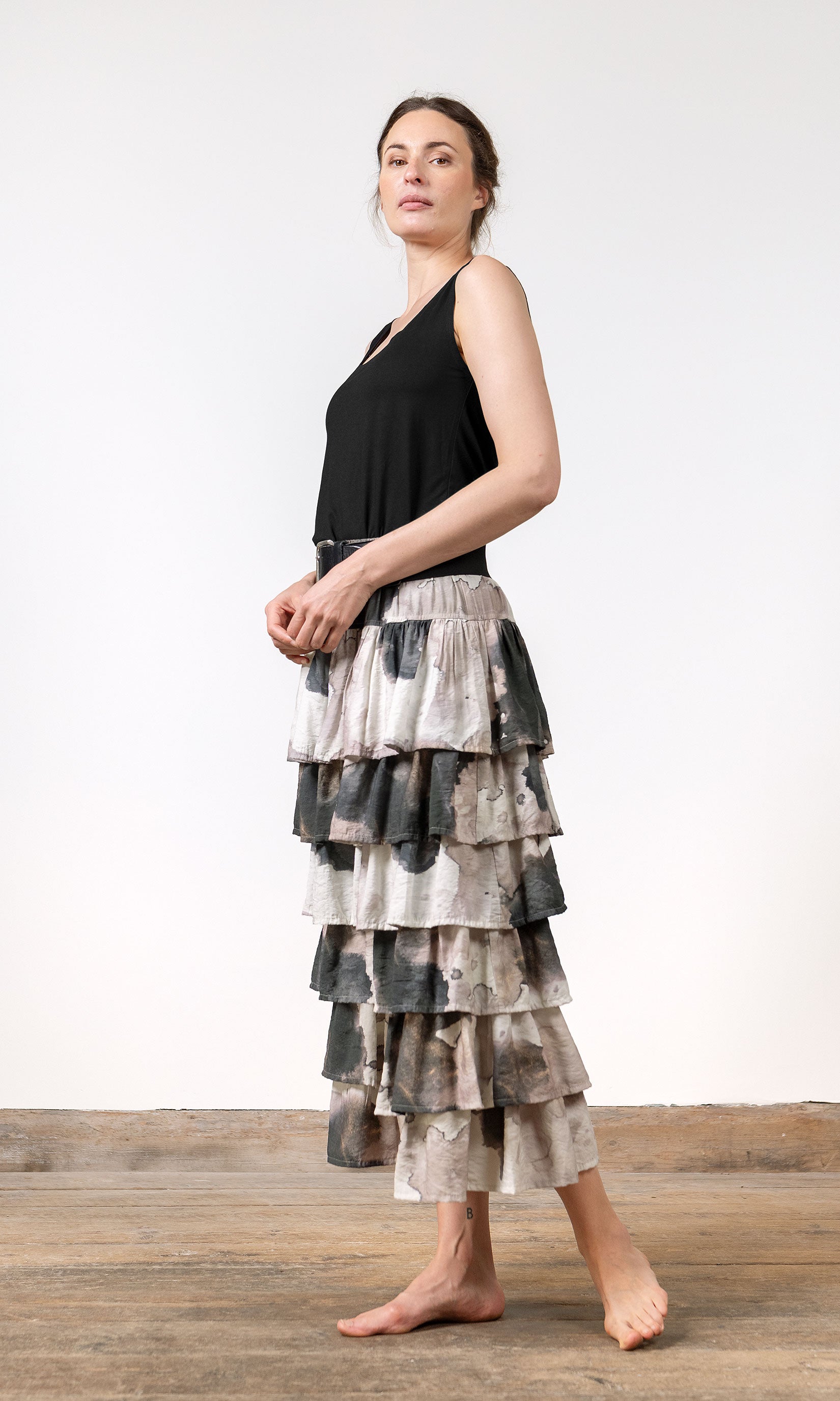 Byxkjol med lager av volang i mönstrad viskosmix, sida - från Olars Ulla