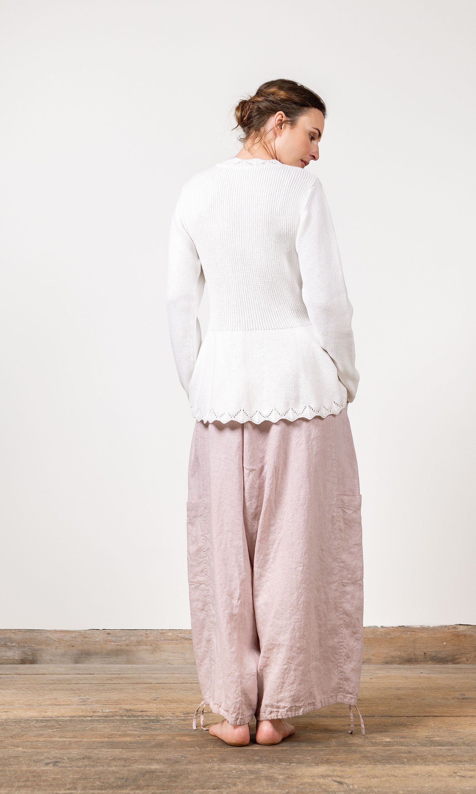 Stickad kofta med formad midja i ekologisk bomull