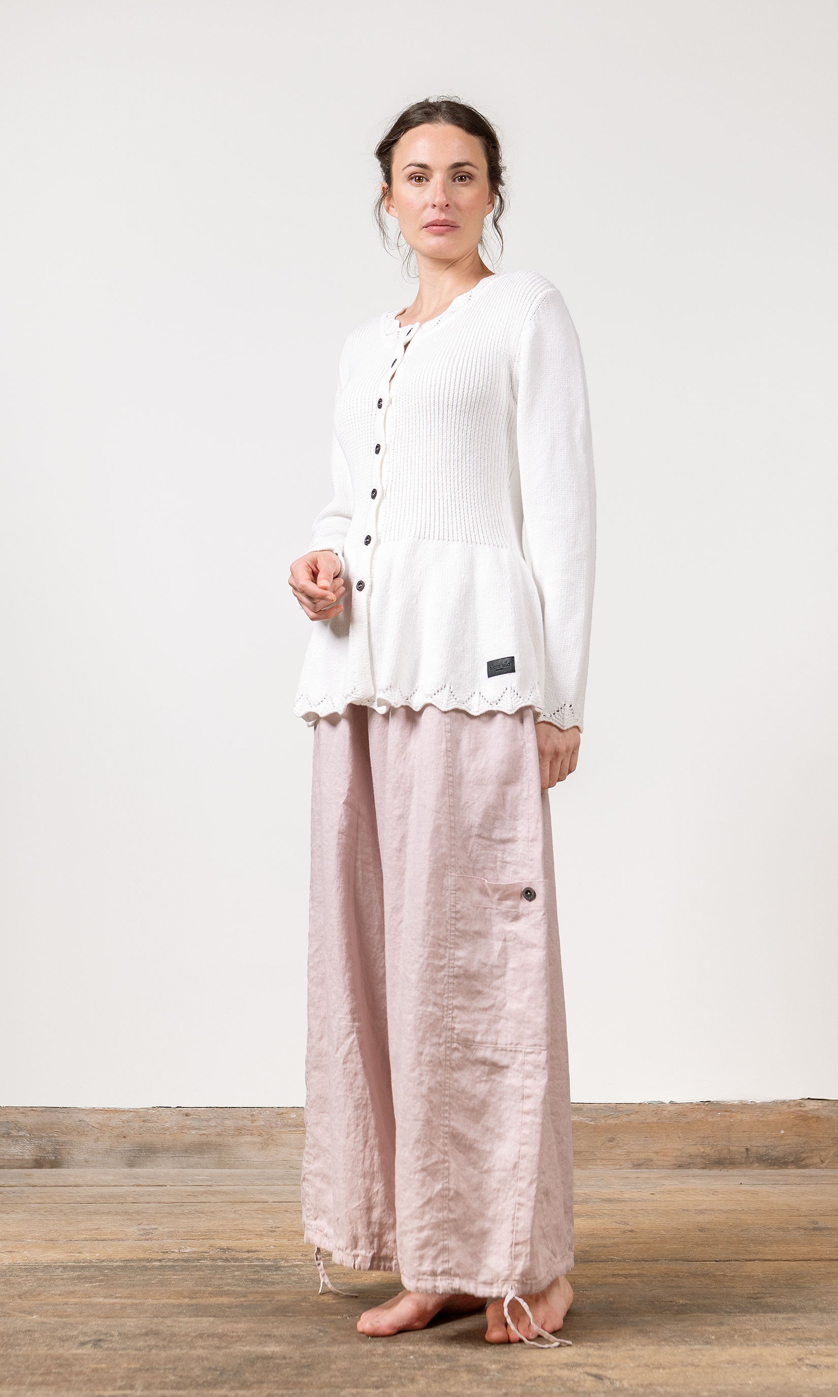 Stickad kofta med formad midja i ekologisk bomull