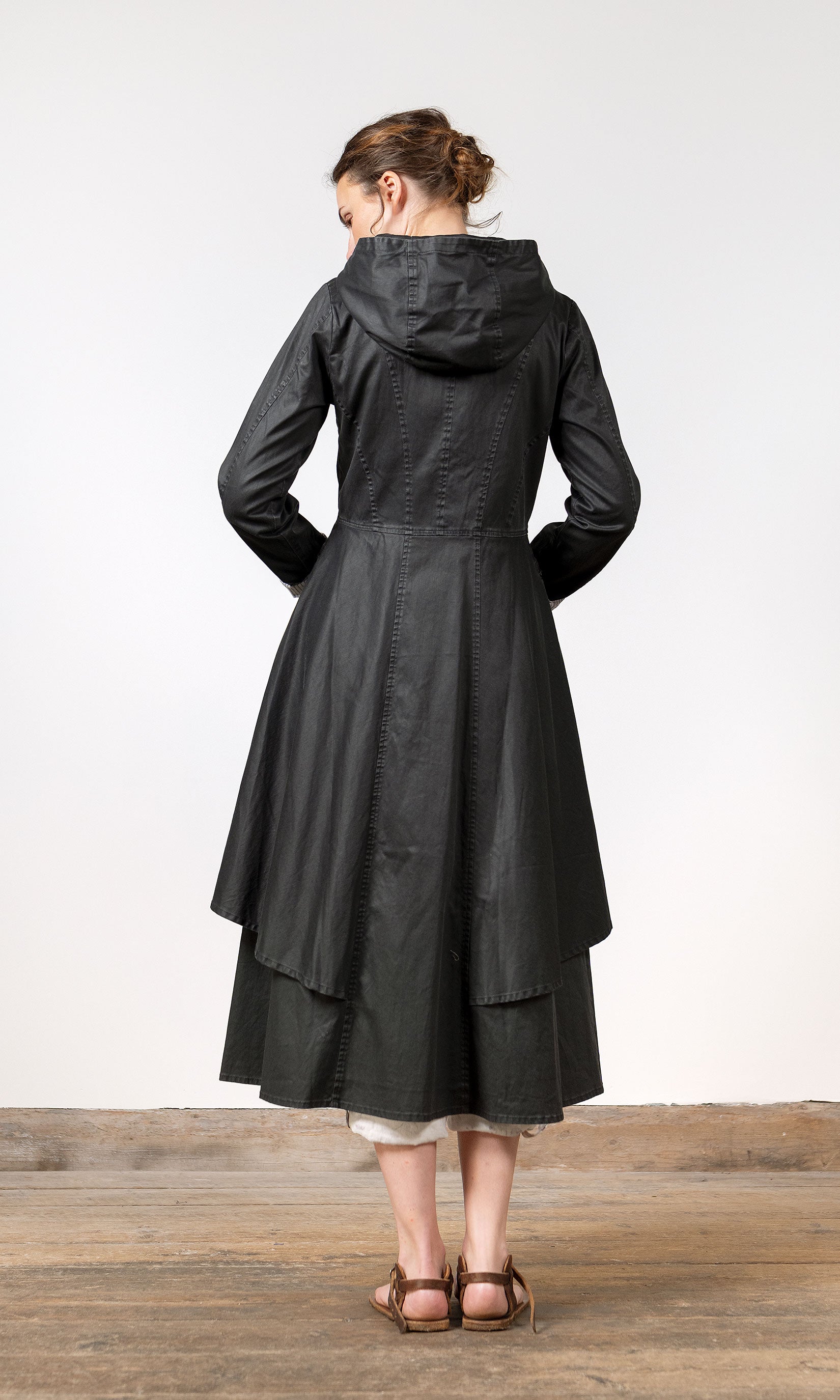 Coat in waxed cotton with lining and hood