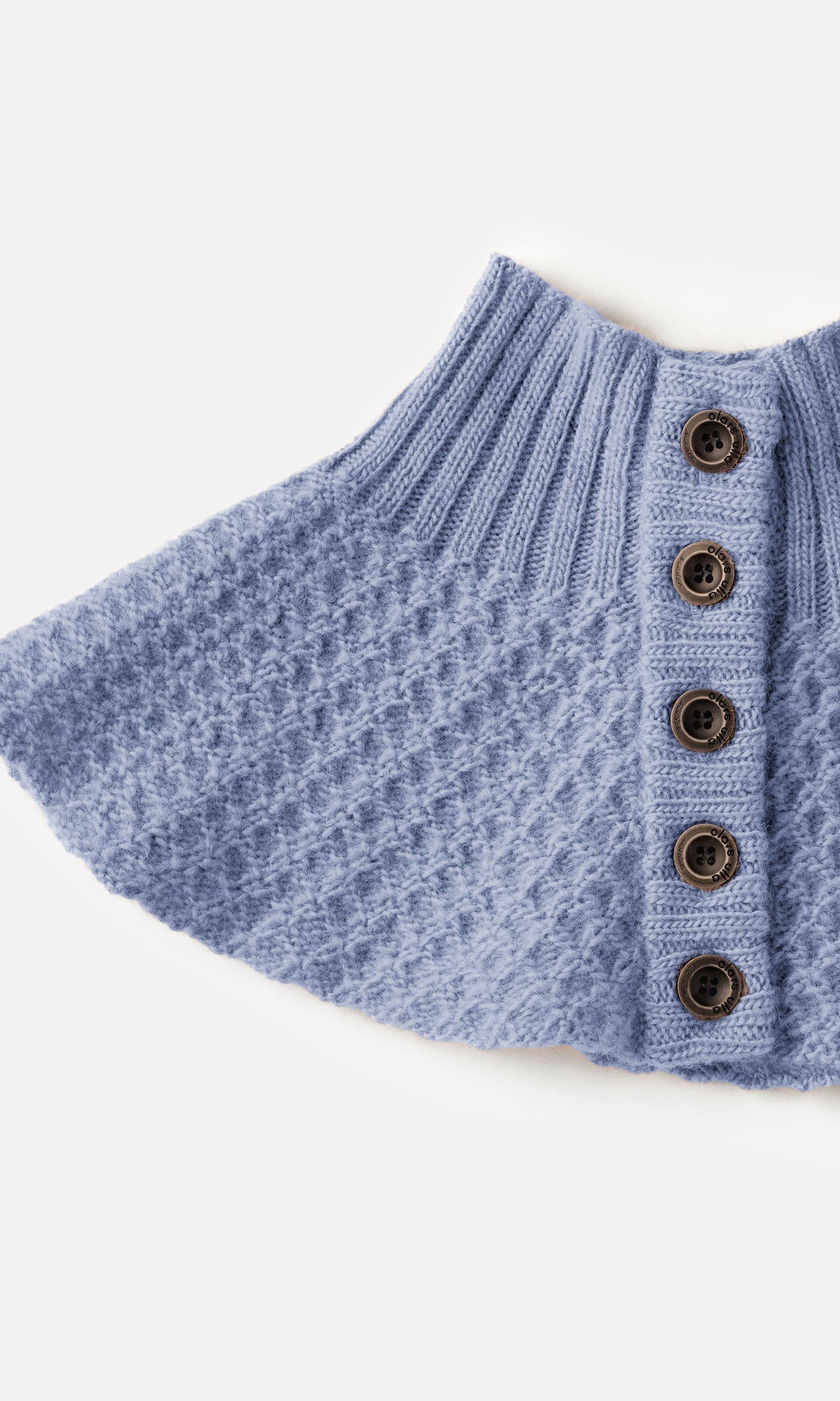 Wool collar with button fastening