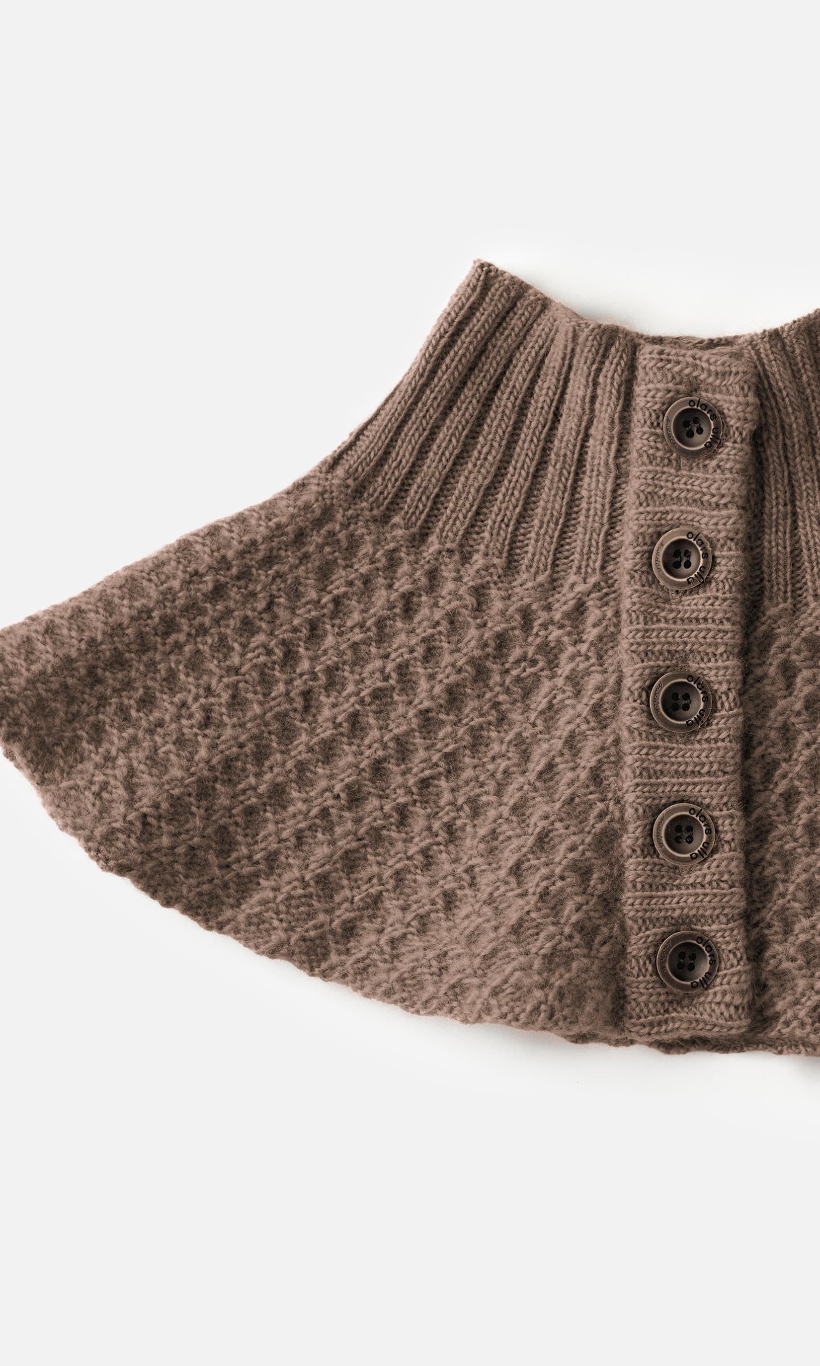 Wool collar with button fastening