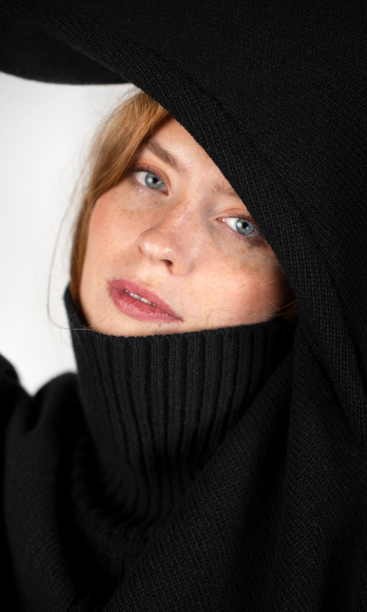 Ulltröja med polokrage, oversize, detalj, svart - Olars Ulla