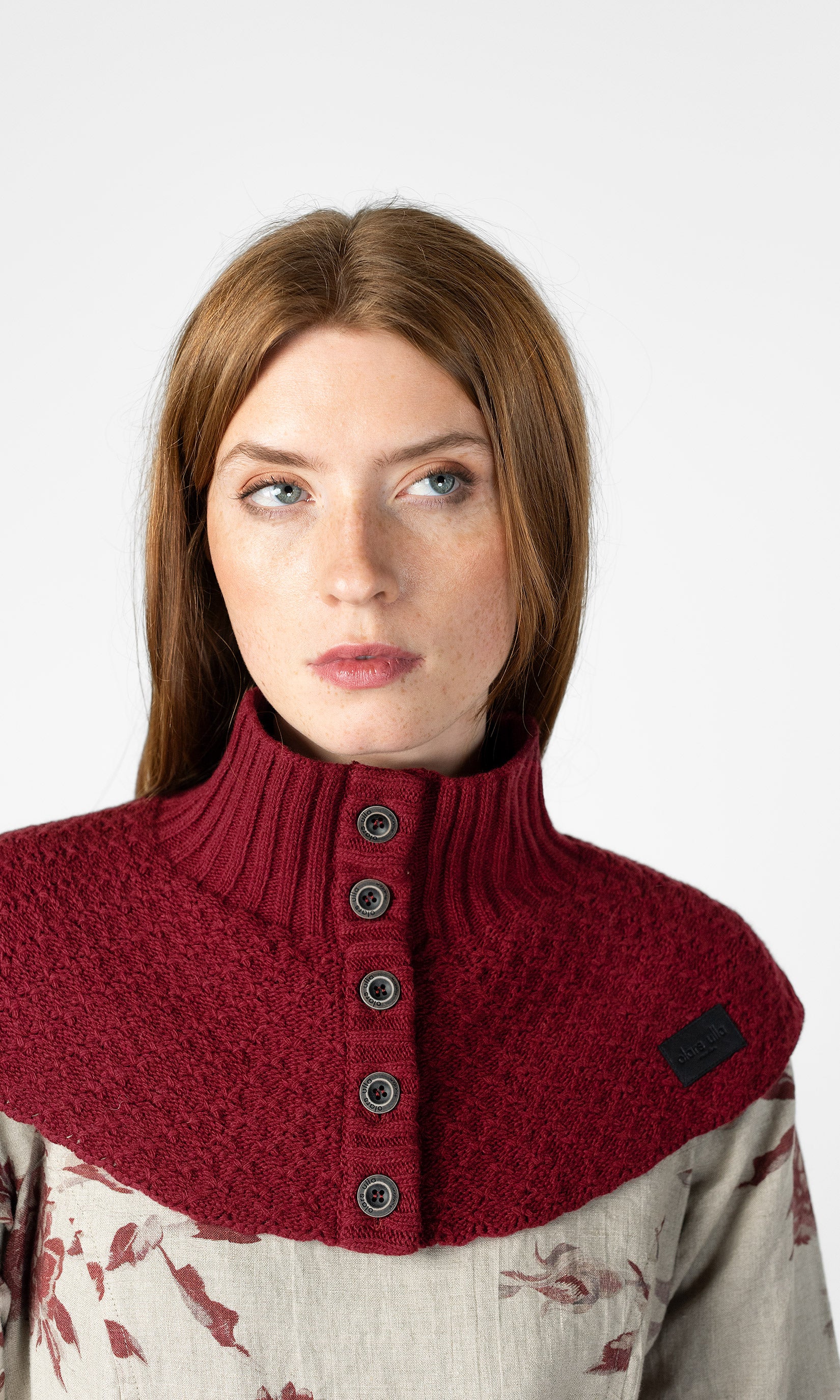 Wool collar with button fastening