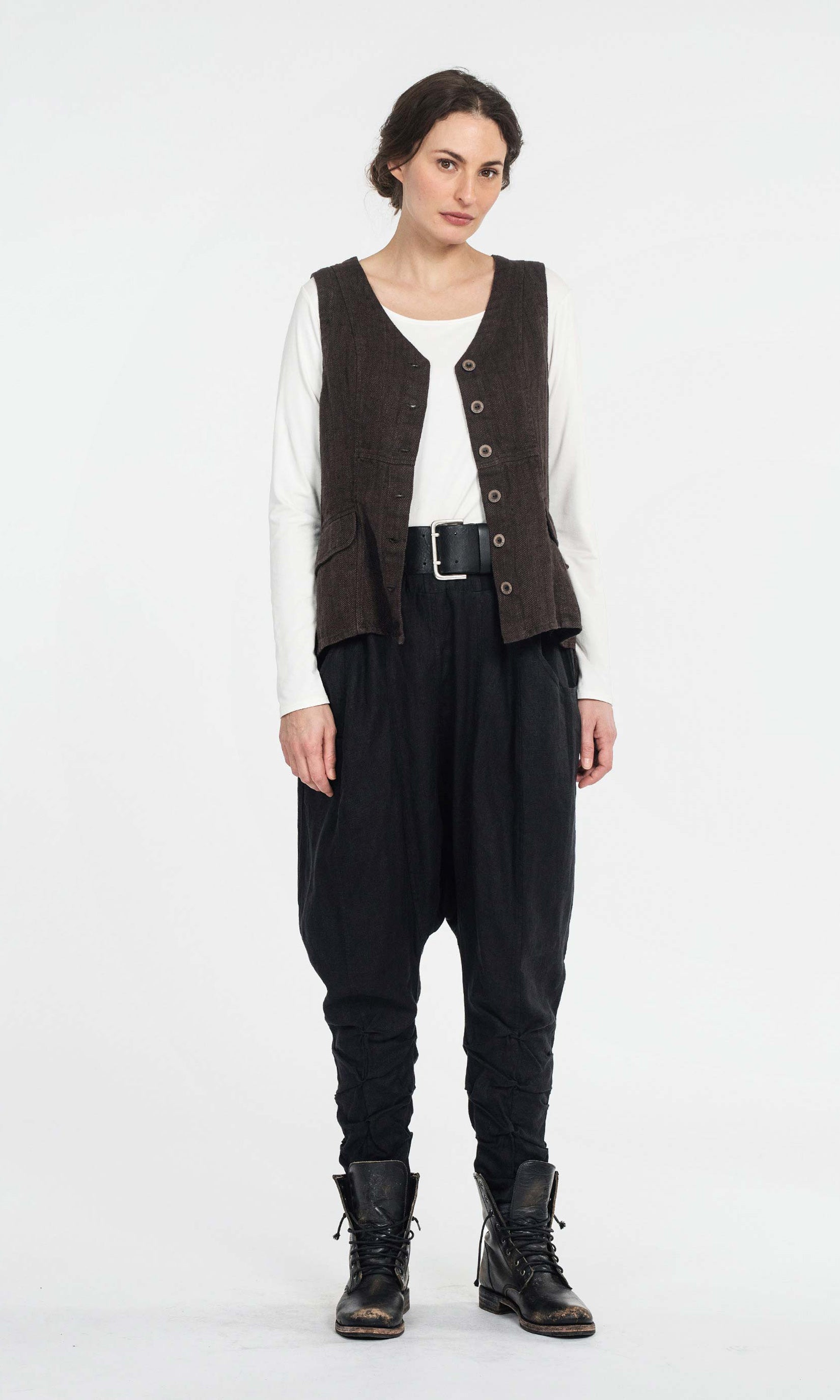 Linen vest with length at the back