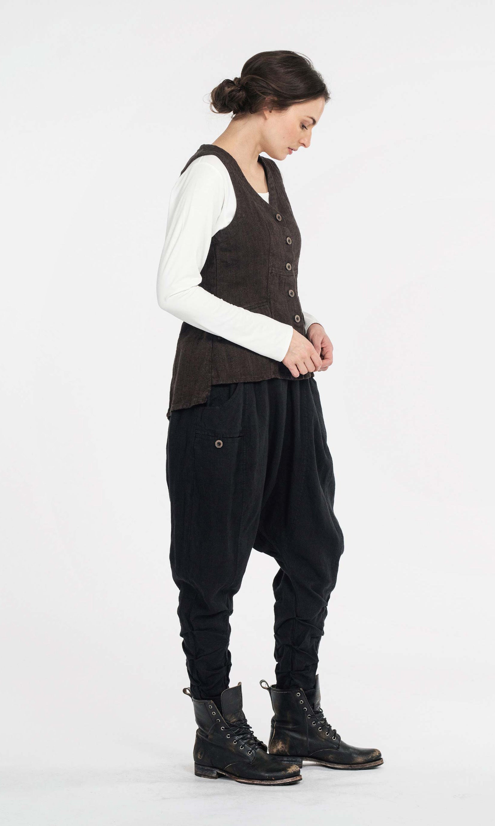 Linen vest with length at the back