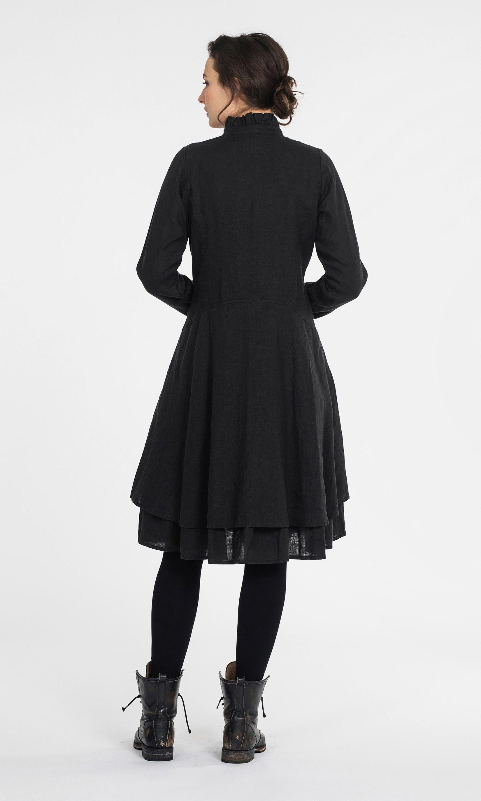 Leinenkleid mit Strohfalten und Halbpolo