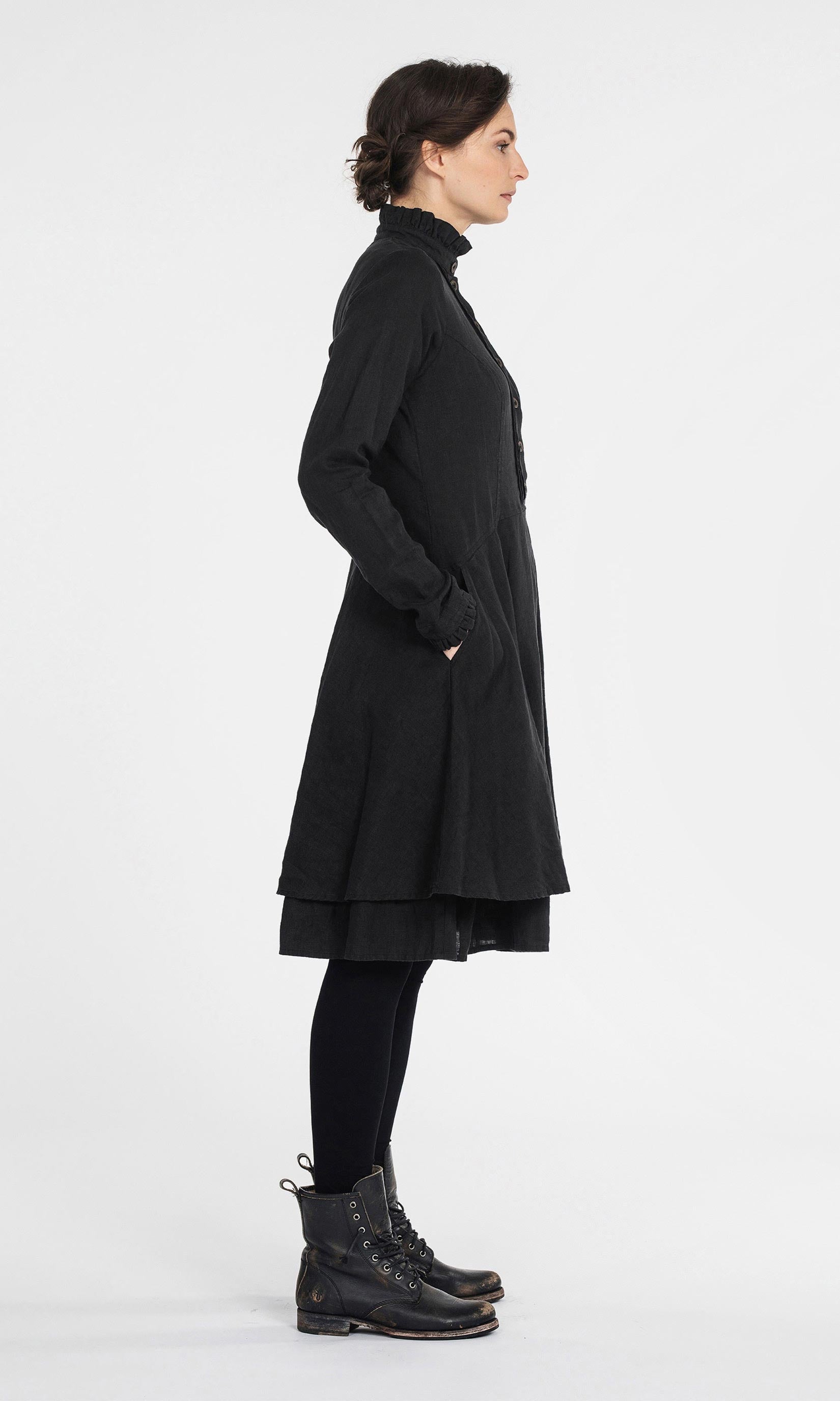 Linen dress with straw pleats and half polo