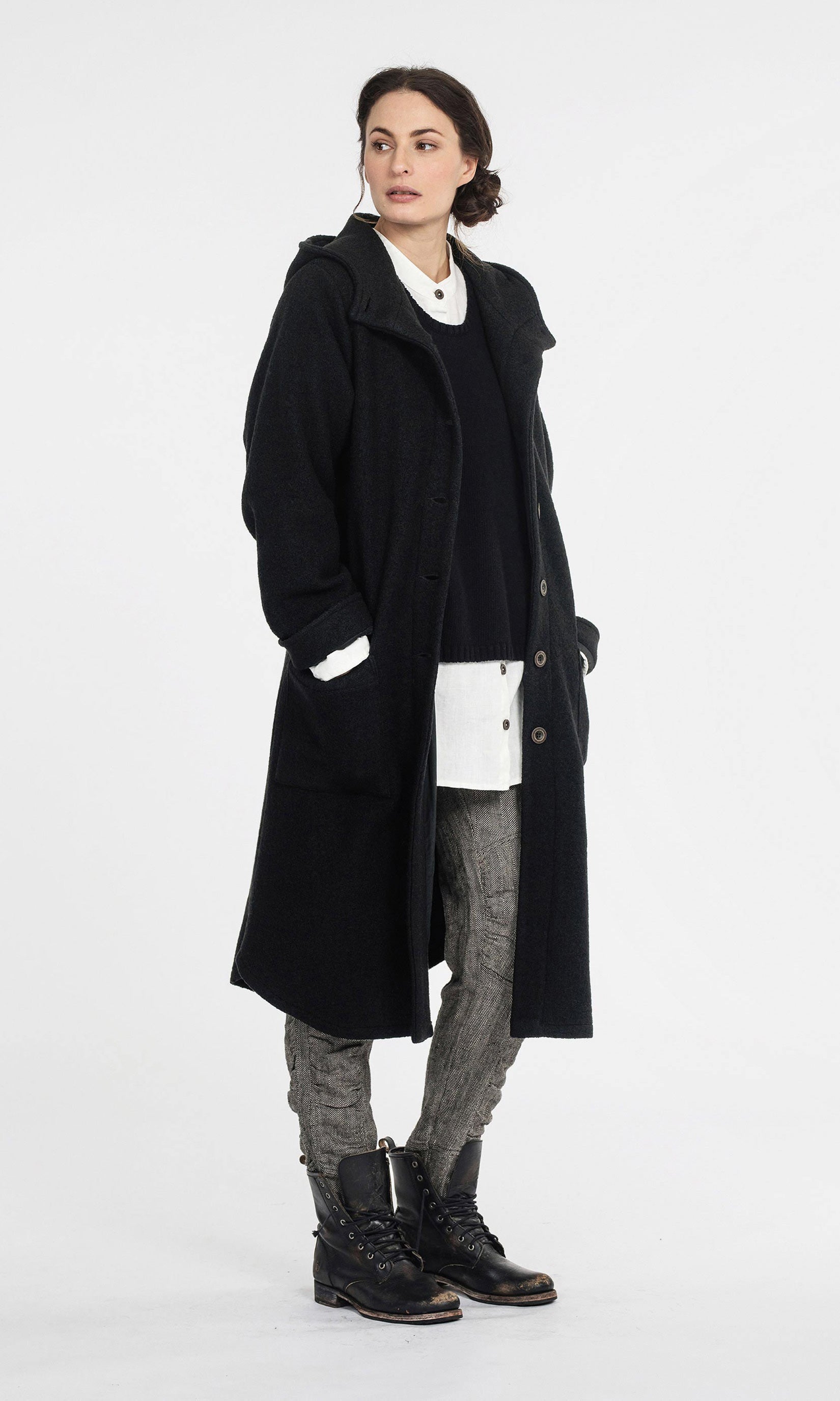 Straight wool coat with button closure and hood
