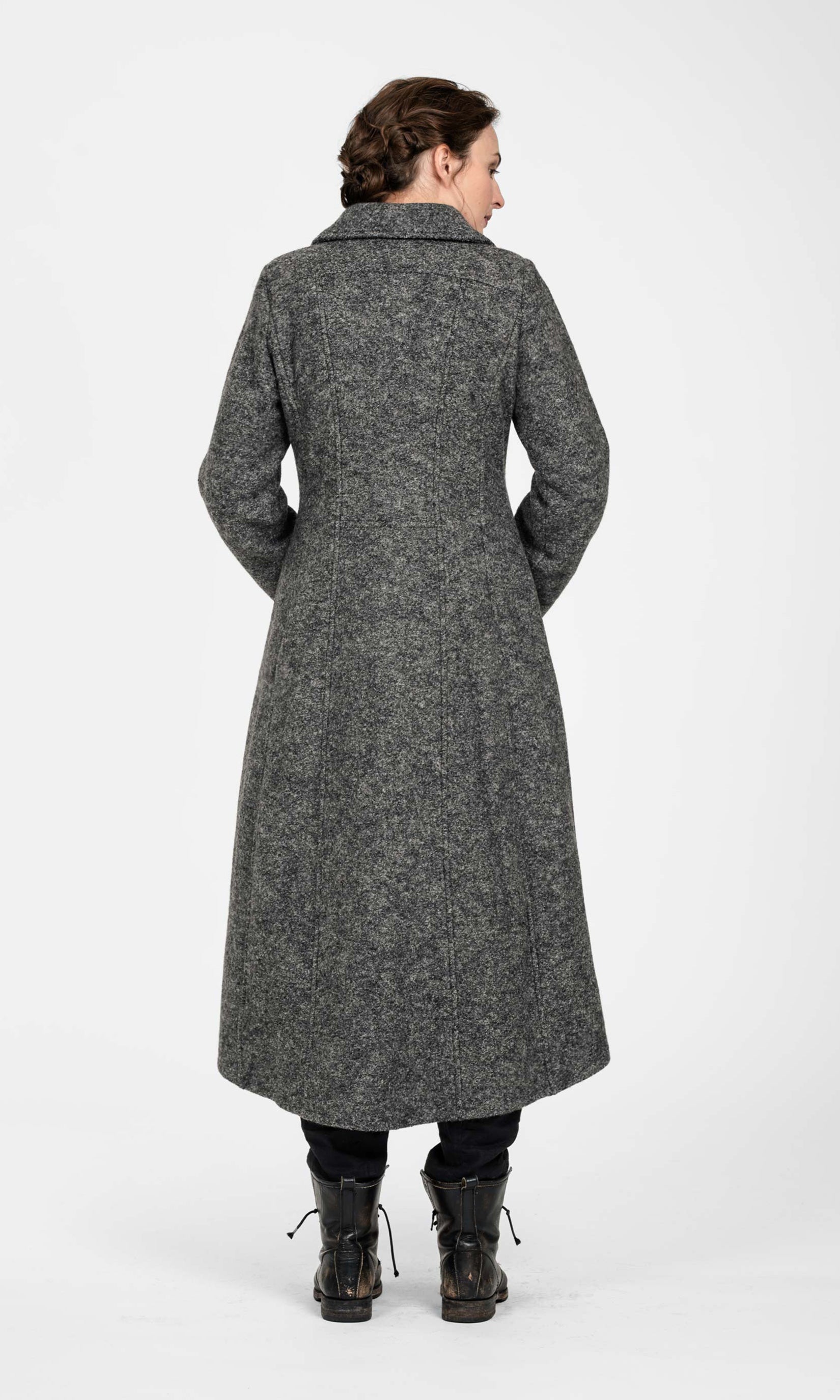 Long fitted wool coat with collar