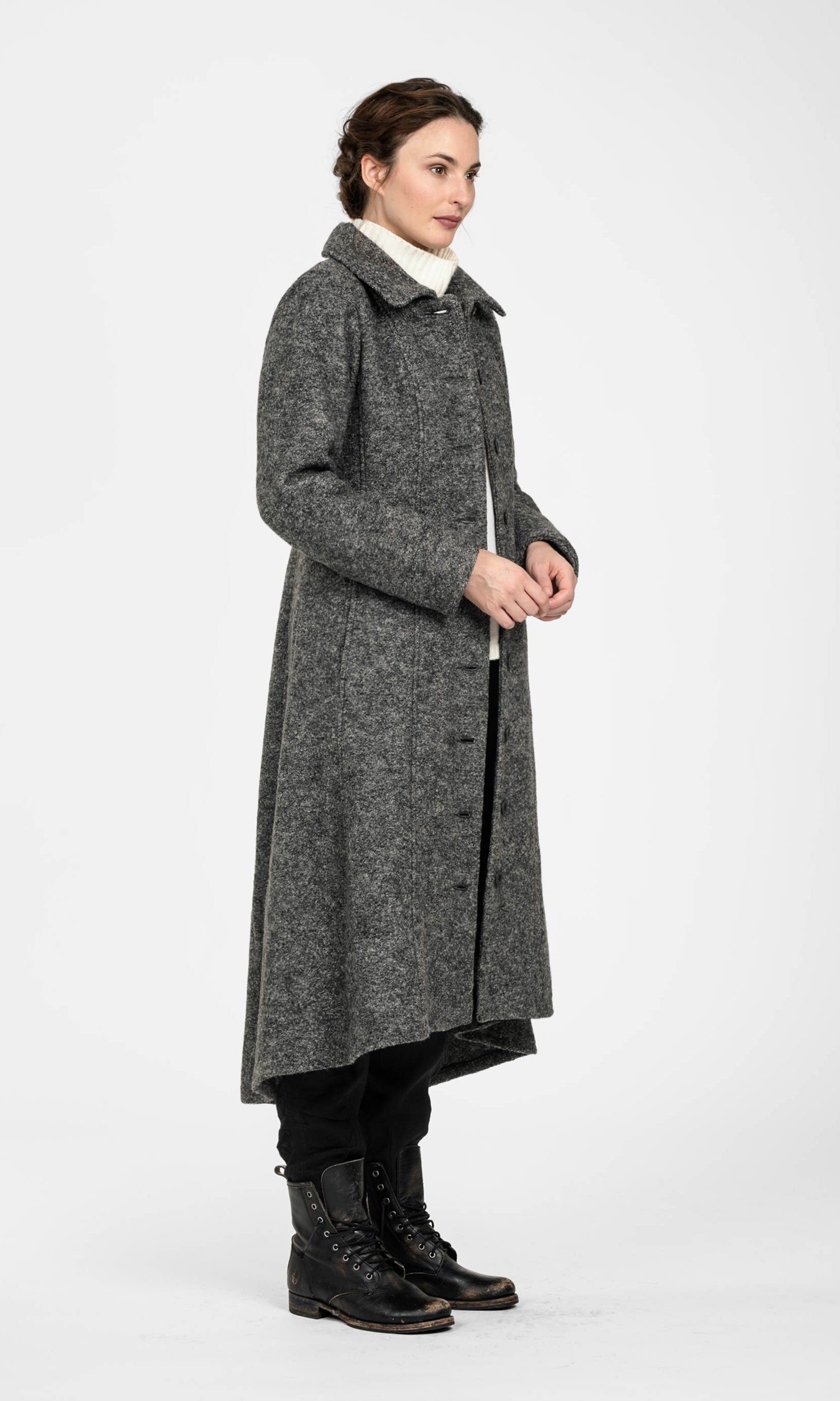 Long fitted wool coat with collar