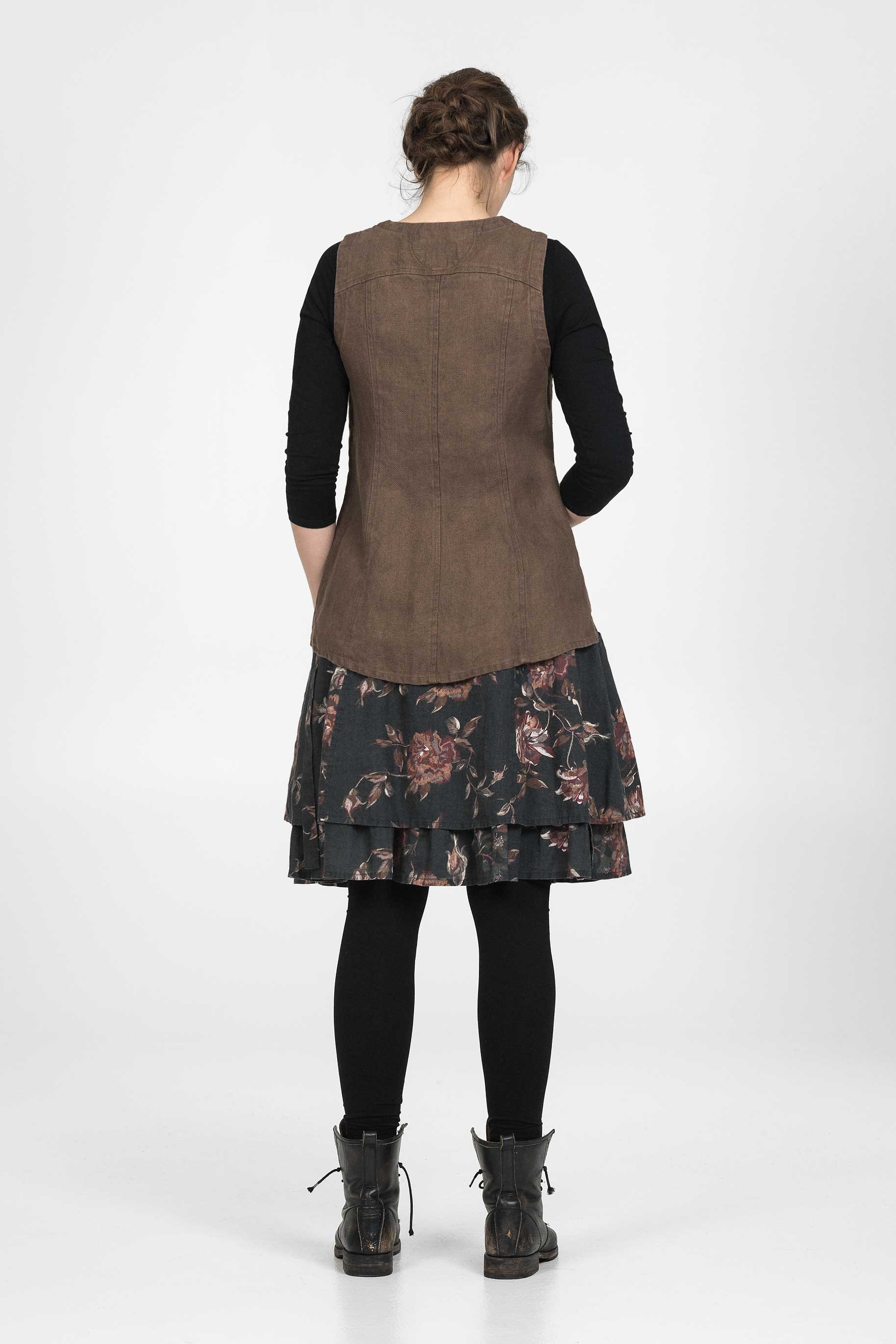 Linen vest with length at the back