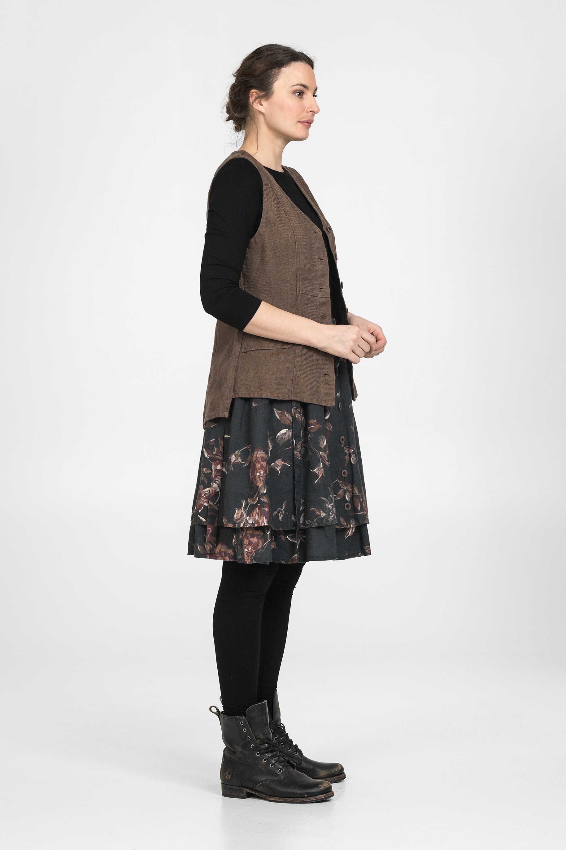 Linen vest with length at the back