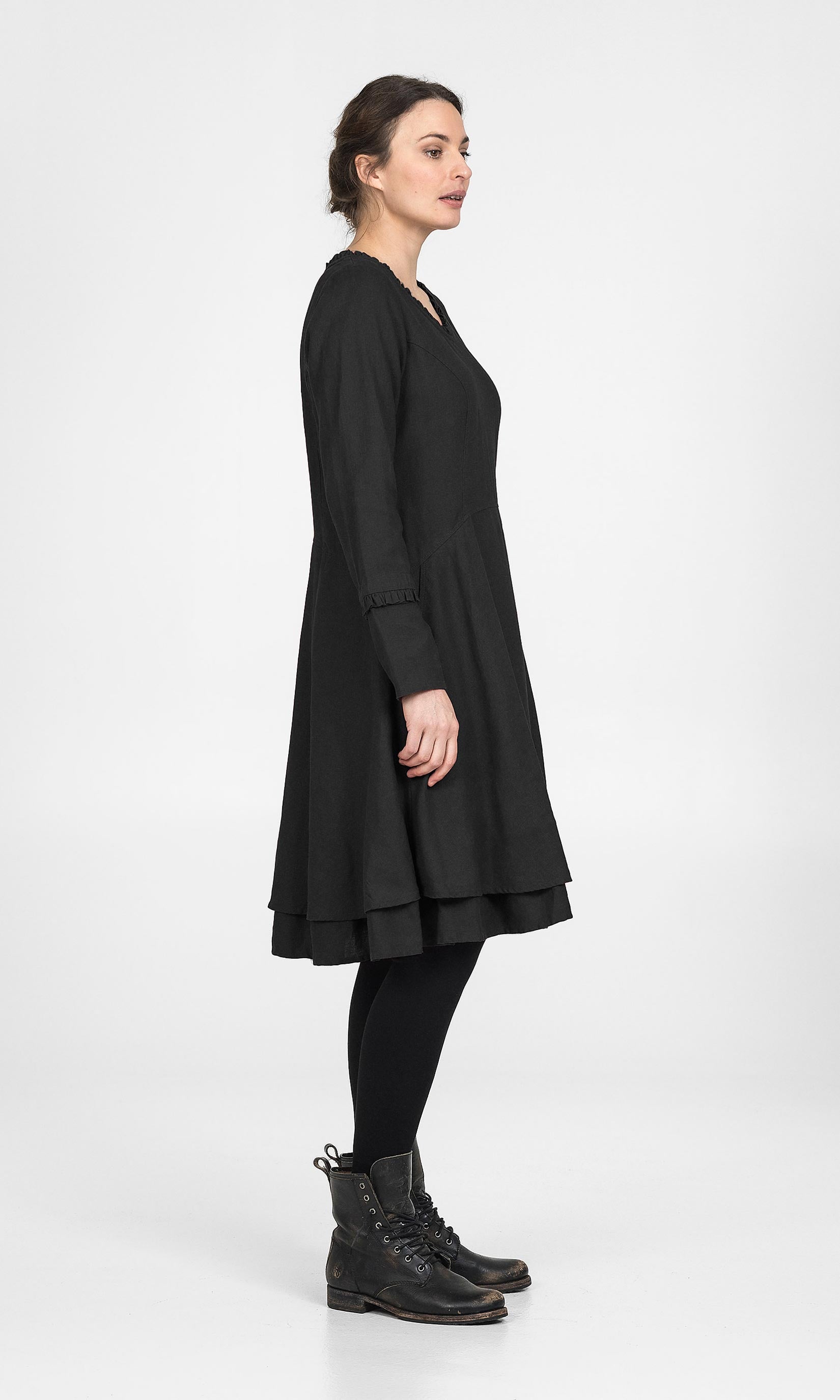 Knielang Leinenkleid mit Rüschendetails