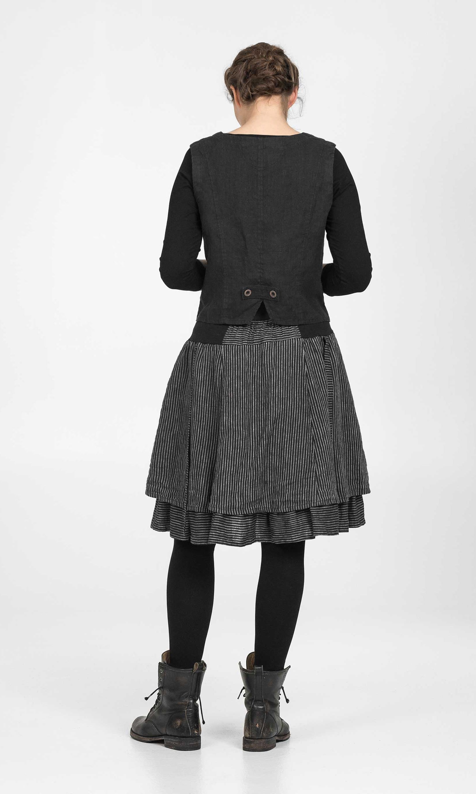 Short linen skirt with ruffle