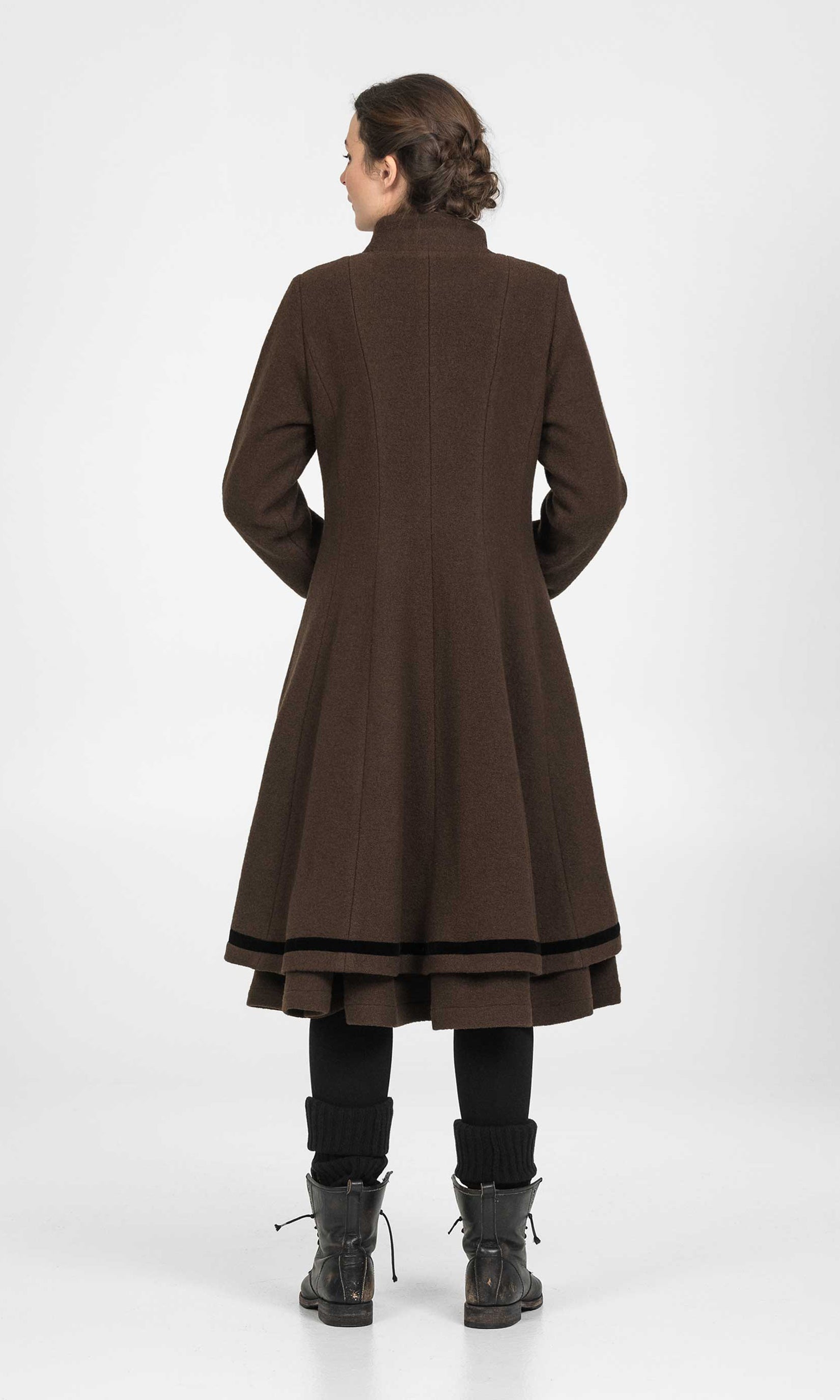 Fitted double-layered buttoned wool coat with collar