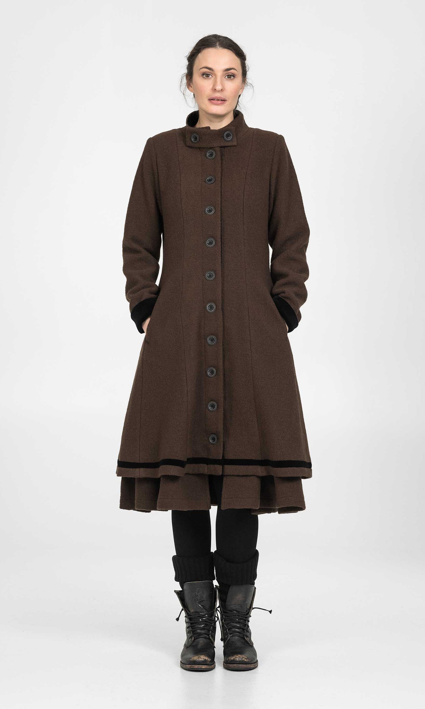 Fitted double-layered buttoned wool coat with collar