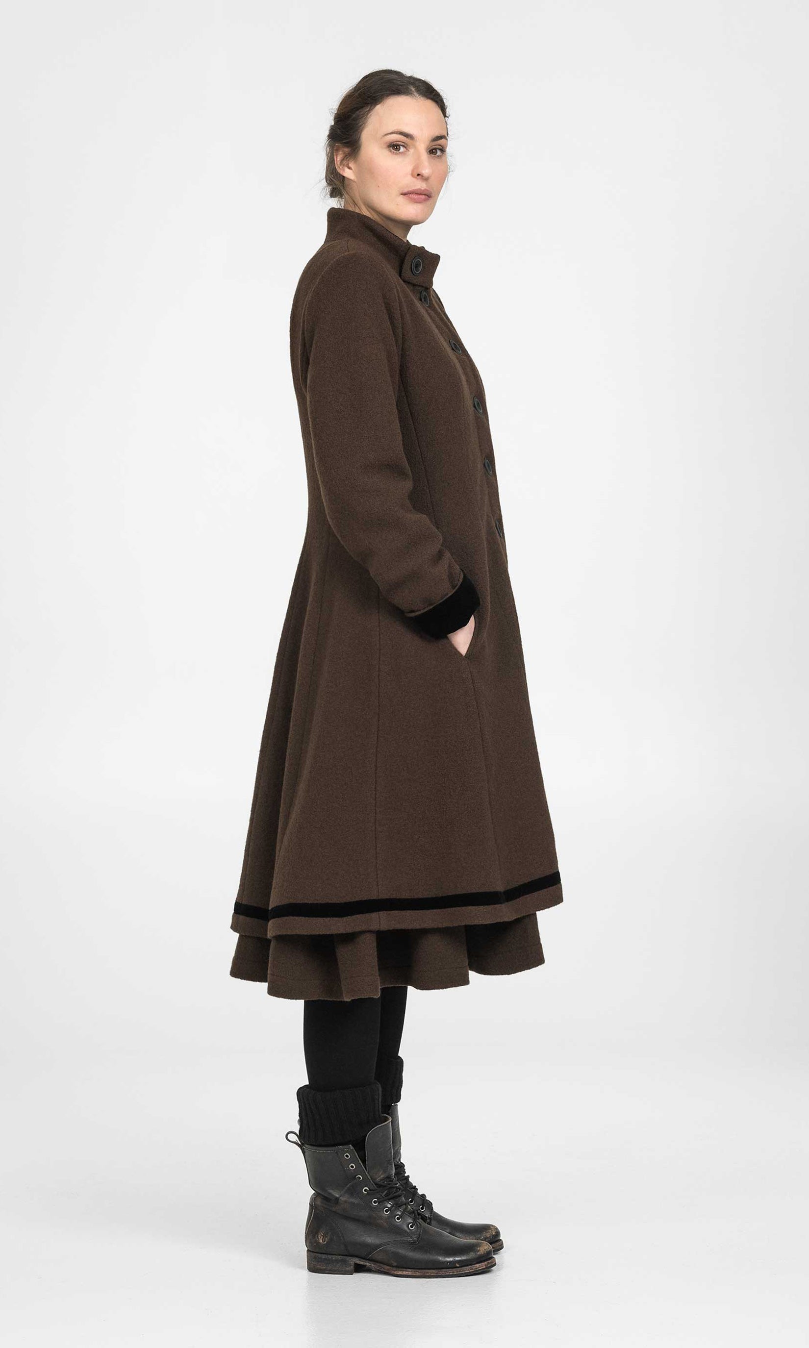 Fitted double-layered buttoned wool coat with collar