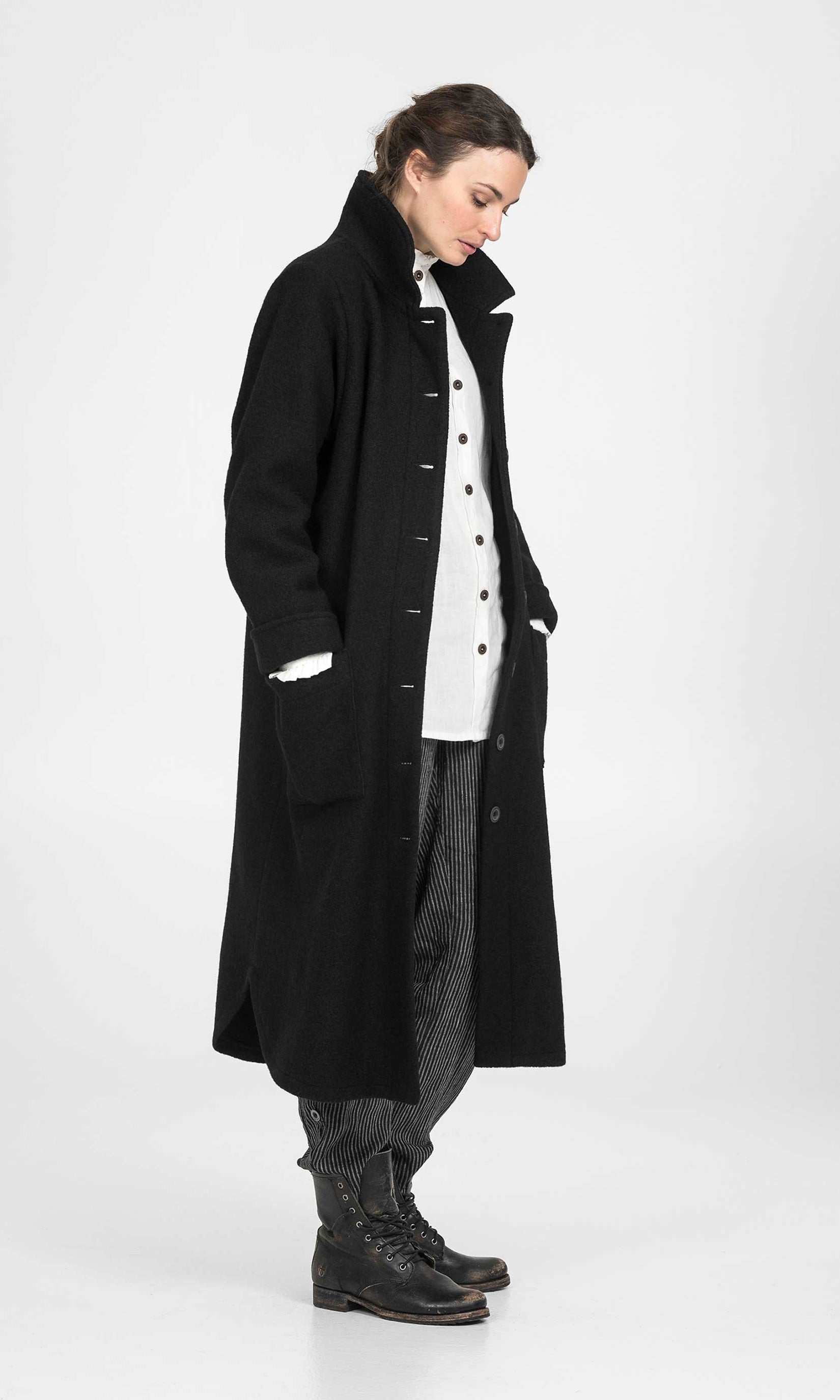 Straight wool coat with collar