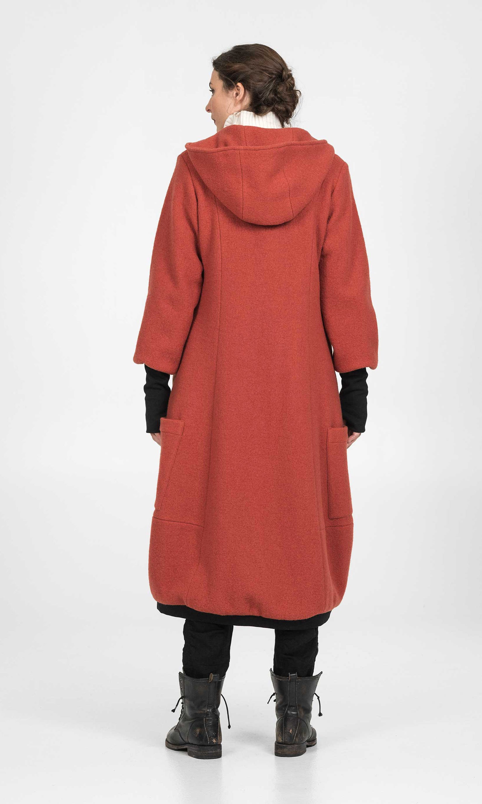 Long buttoned wool coat with balloon skirt and cuffs