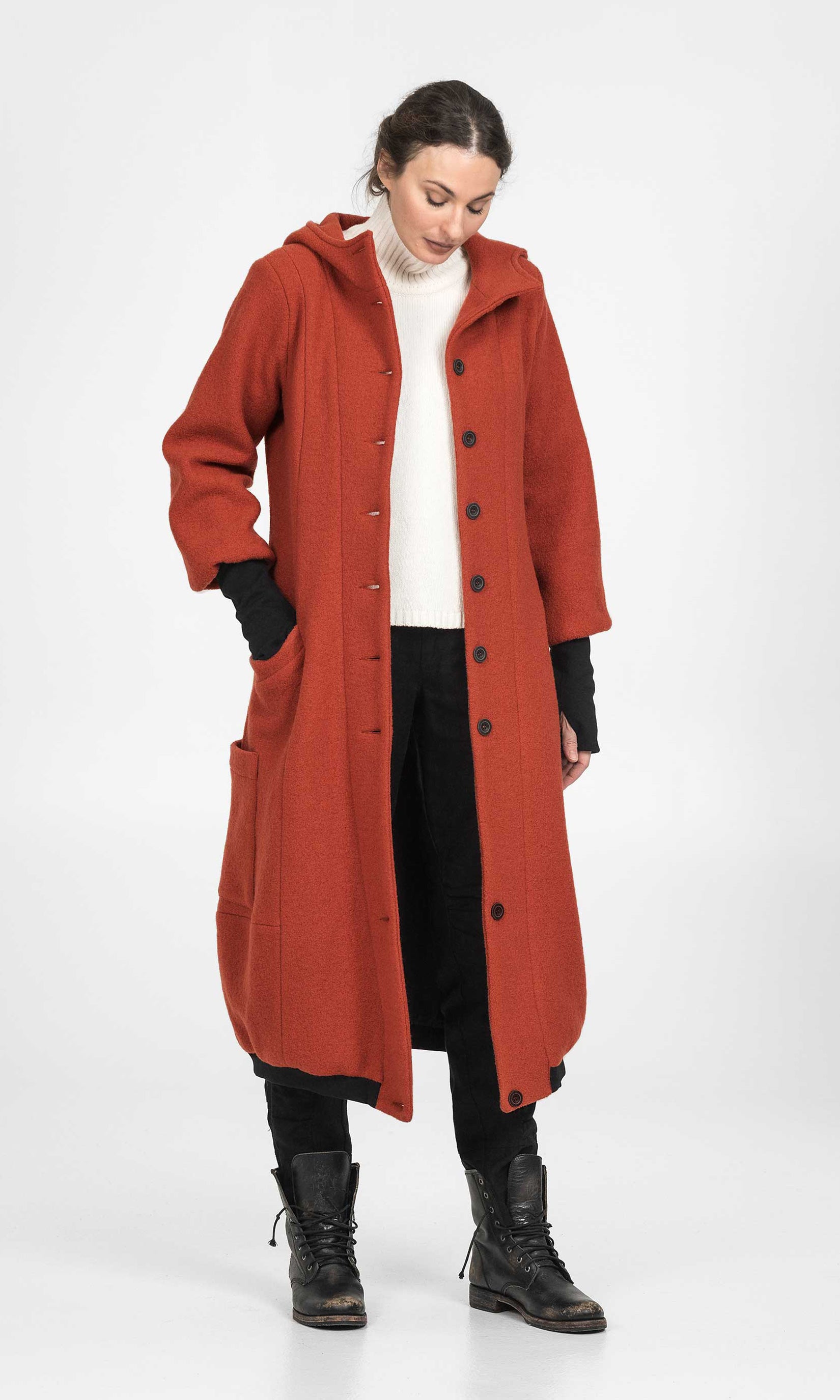 Long buttoned wool coat with balloon skirt and cuffs