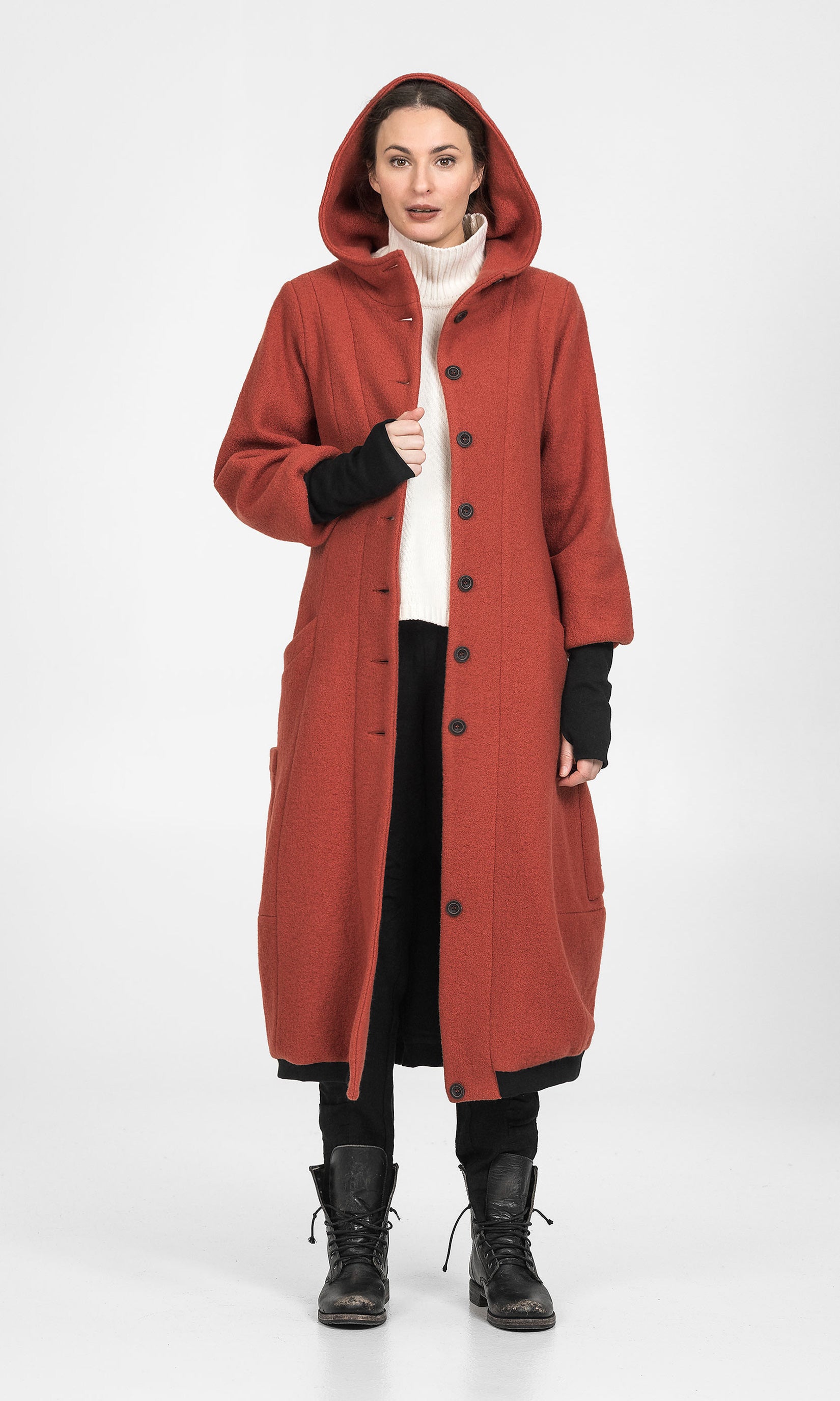 Long buttoned wool coat with balloon skirt and cuffs