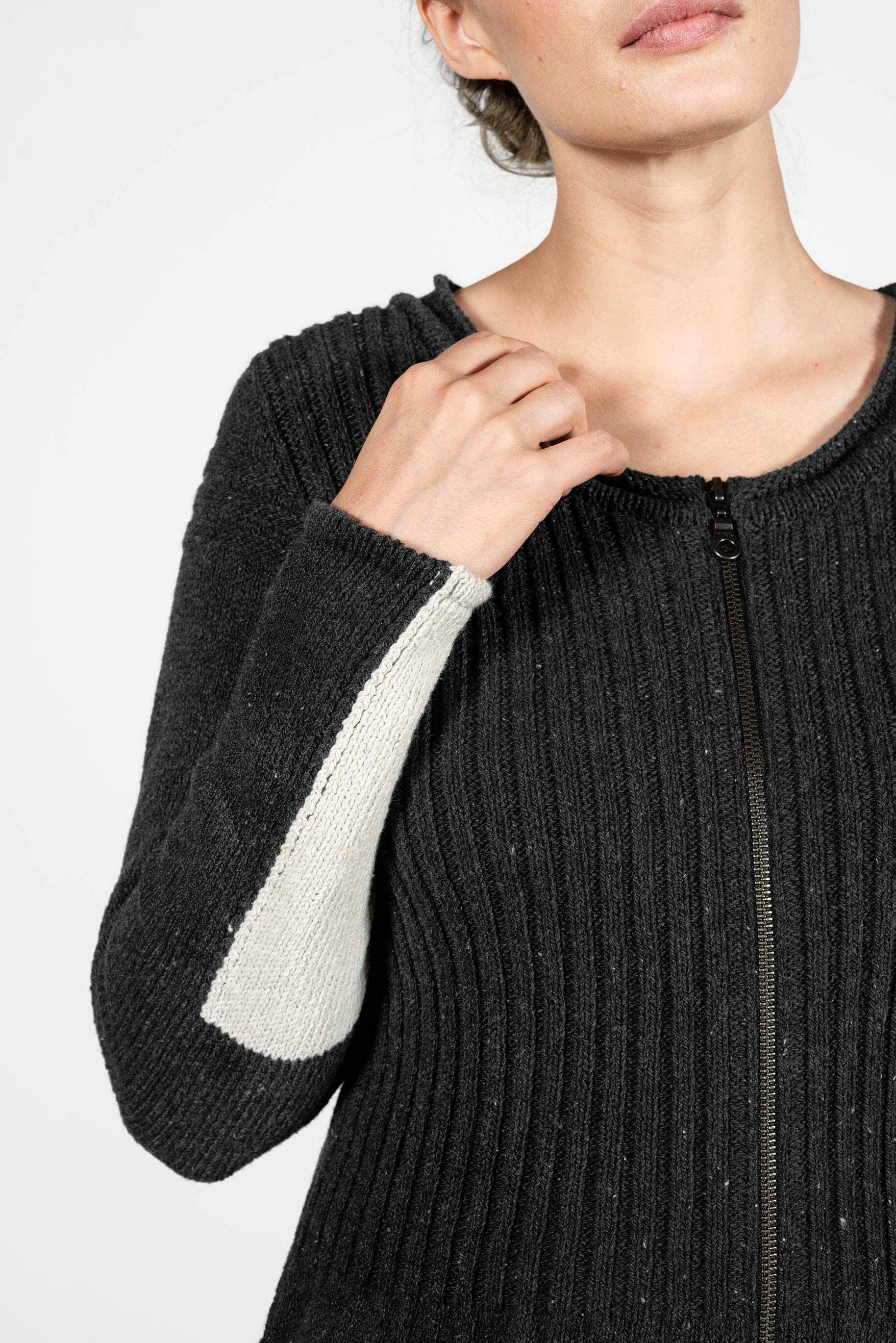 Stickad kofta i insvängd modell med dragkedja i garn från återvunna jeans
