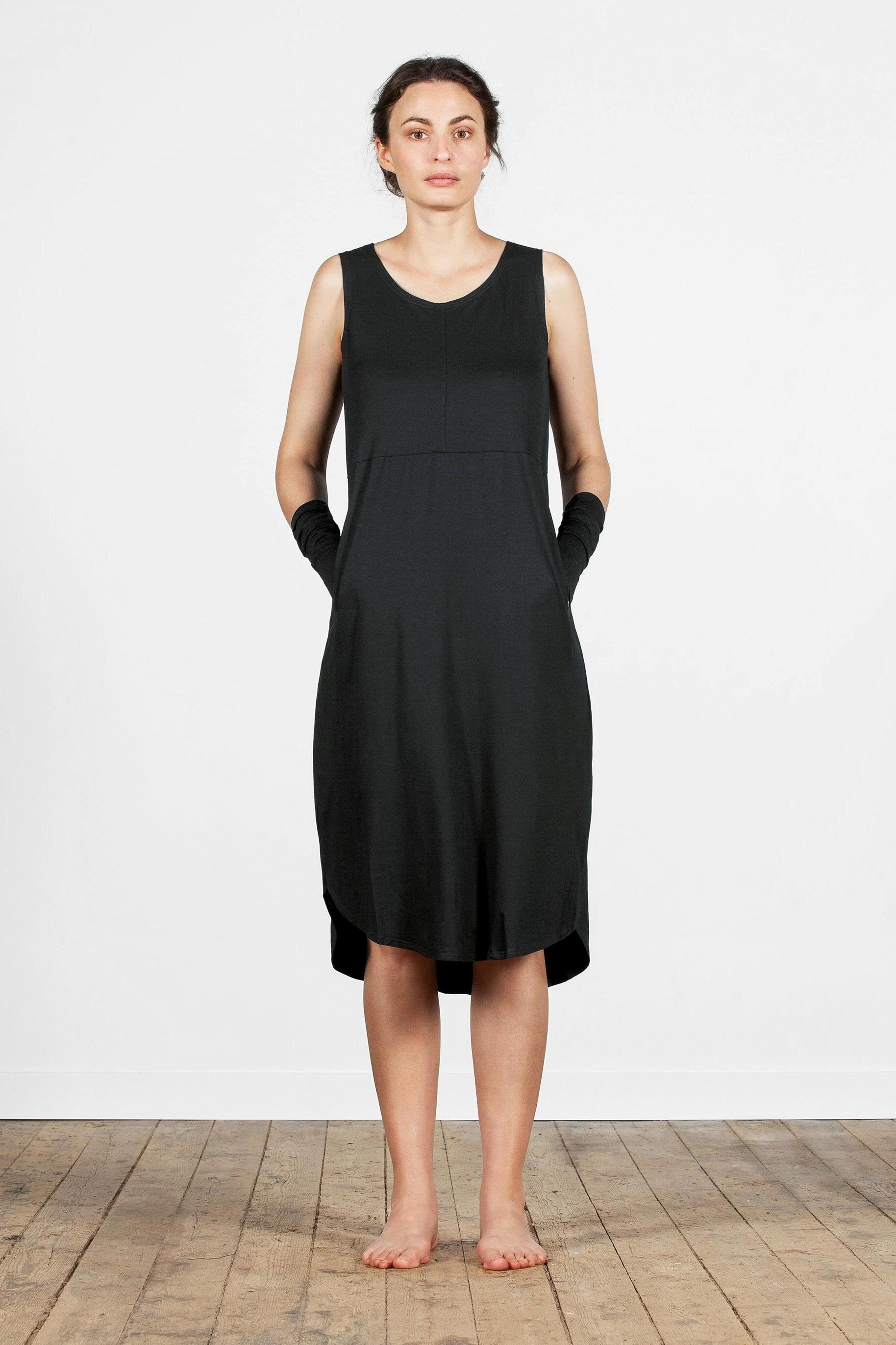 Viskosekleid - ärmellos mit Knöpfen hinten