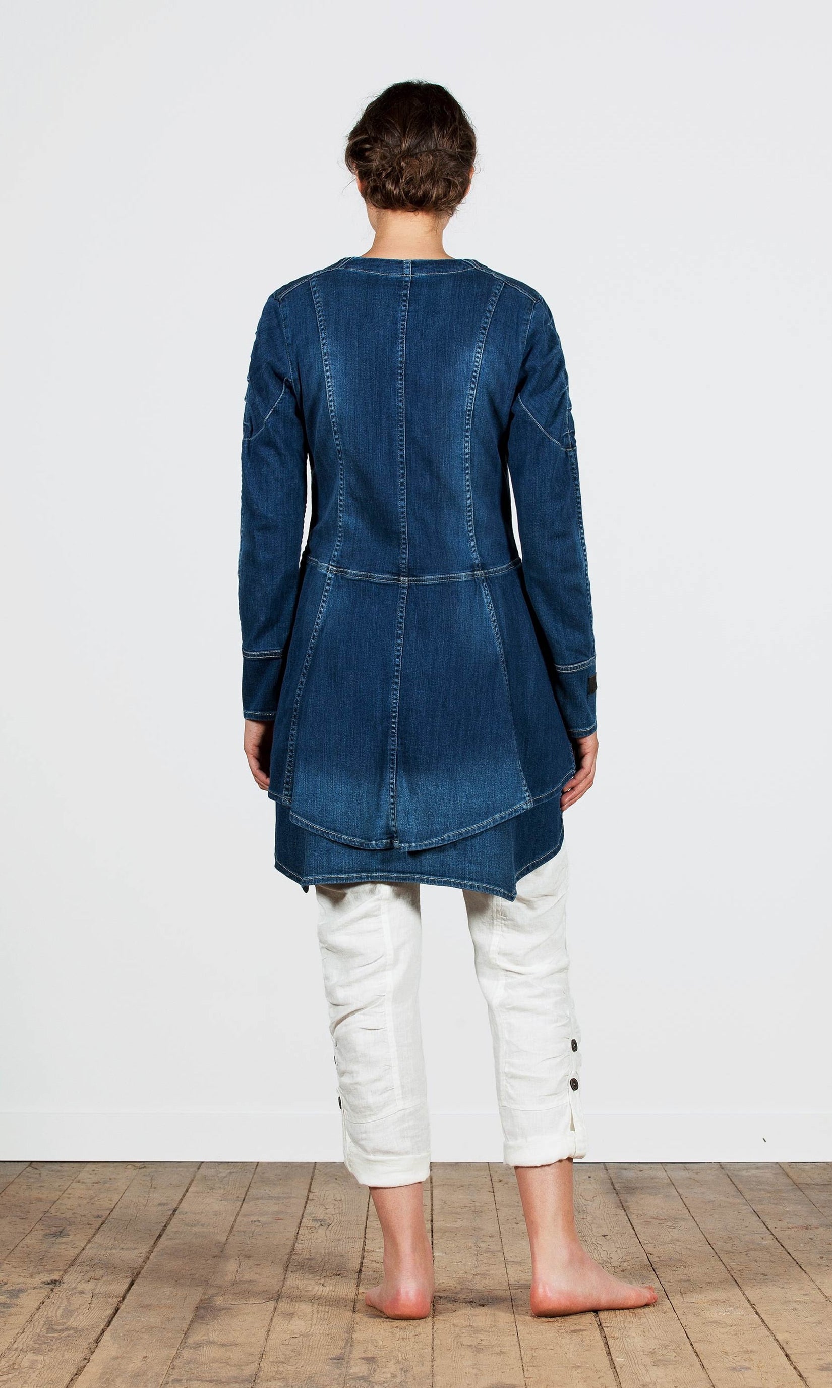 Long denim jacket with gathered details on the shoulders