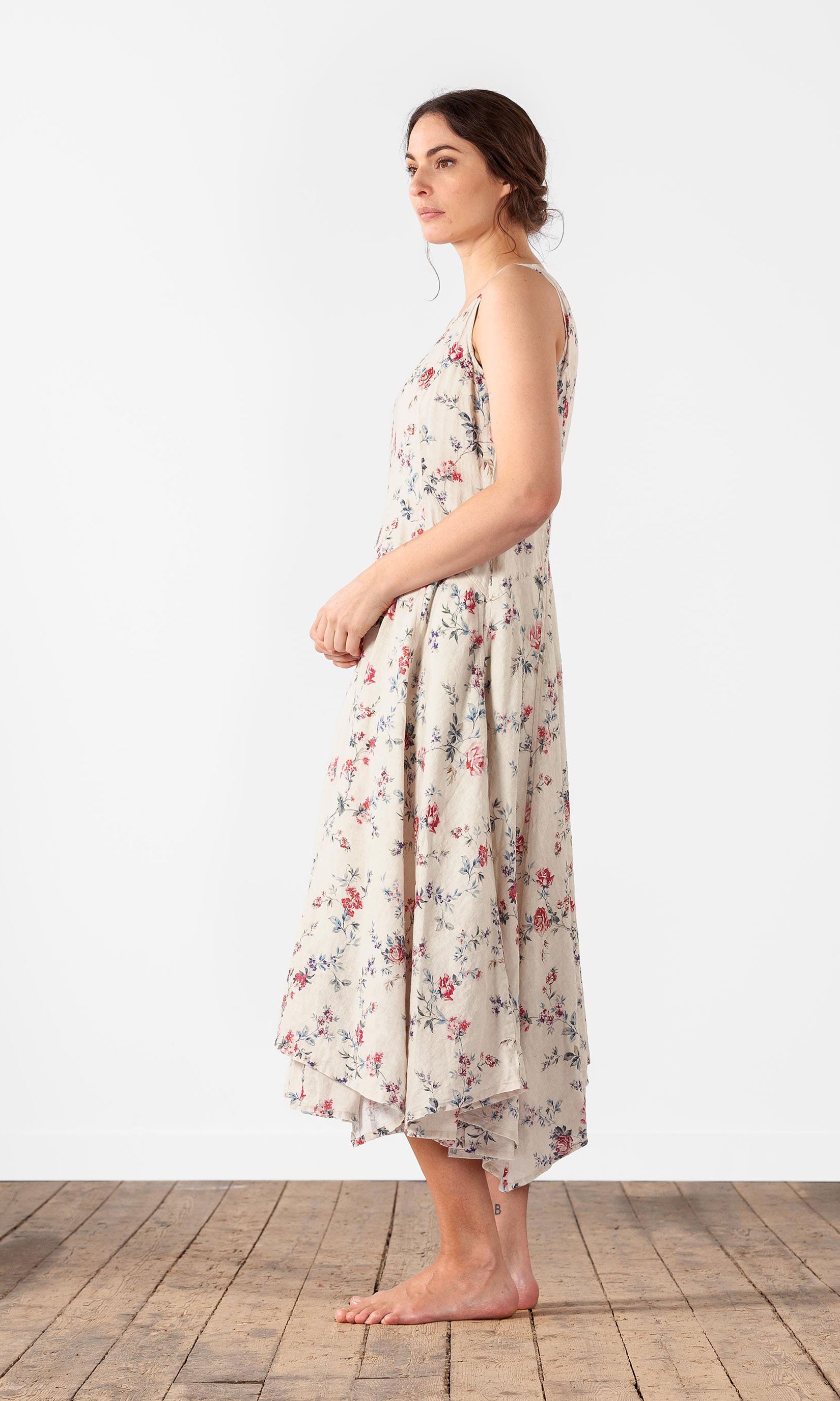 Linneklänning i lång, figursydd och ärmlös modell