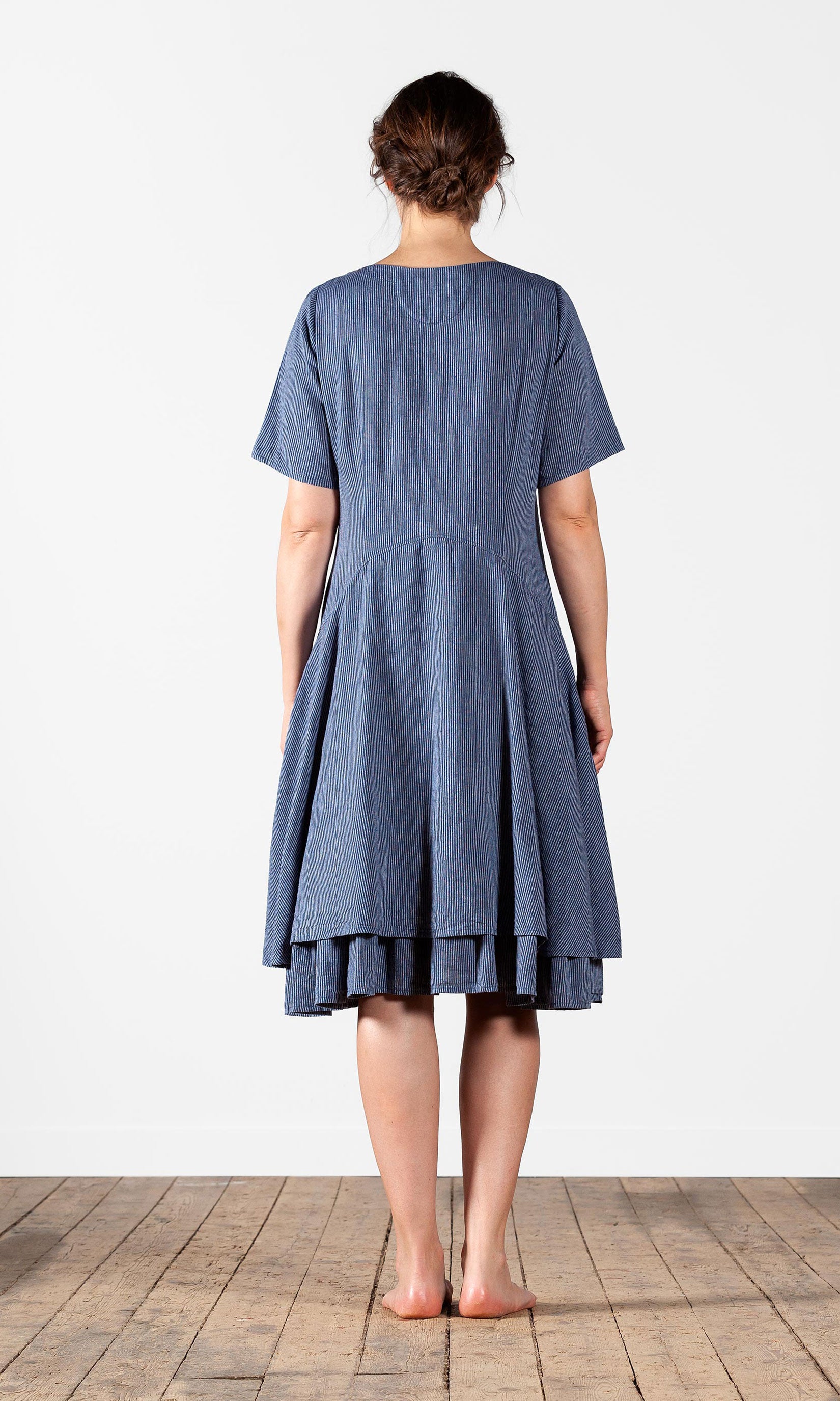 Figurbetontes Kleid mit kurzen weiten Ärmeln aus Hanfmischung
