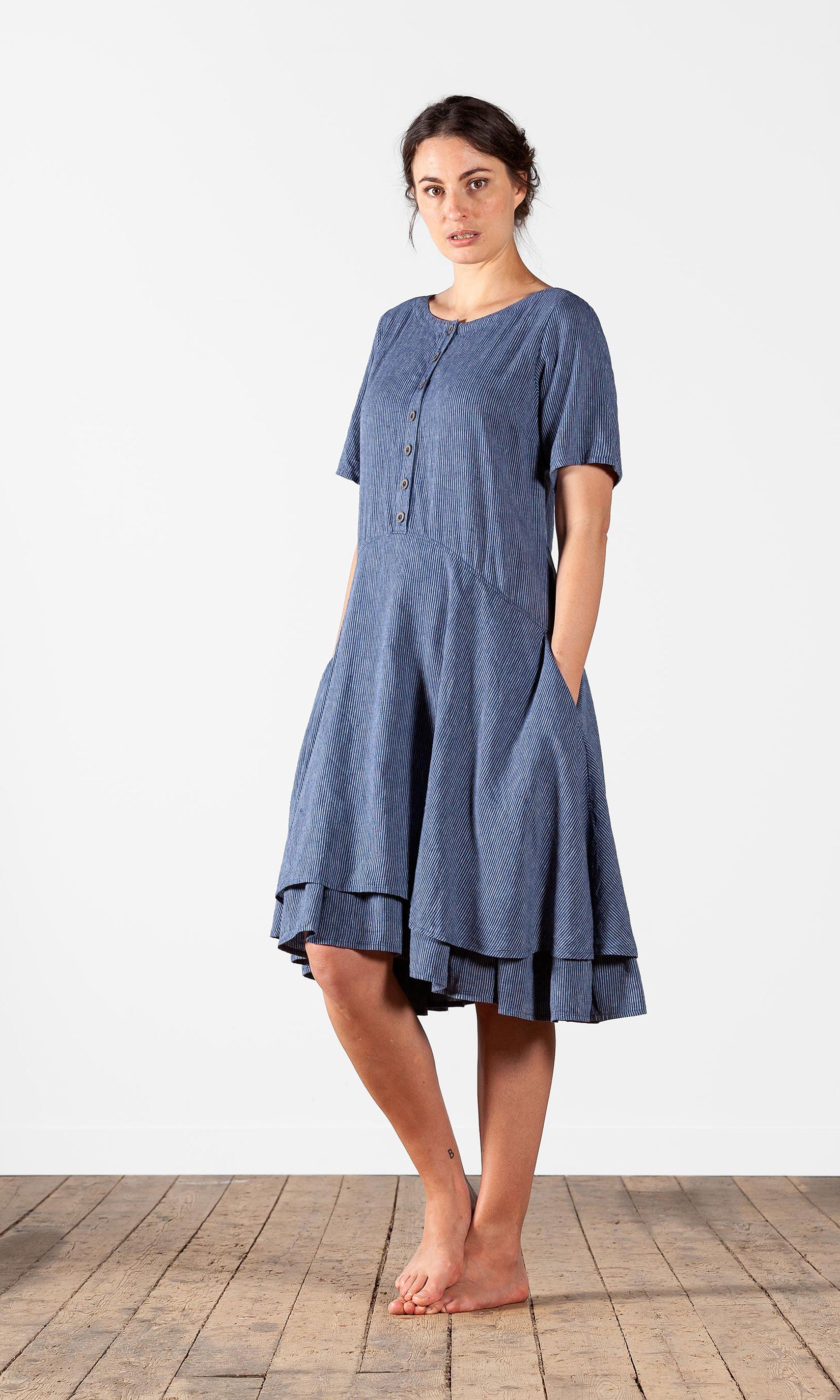 Figurbetontes Kleid mit kurzen weiten Ärmeln aus Hanfmischung