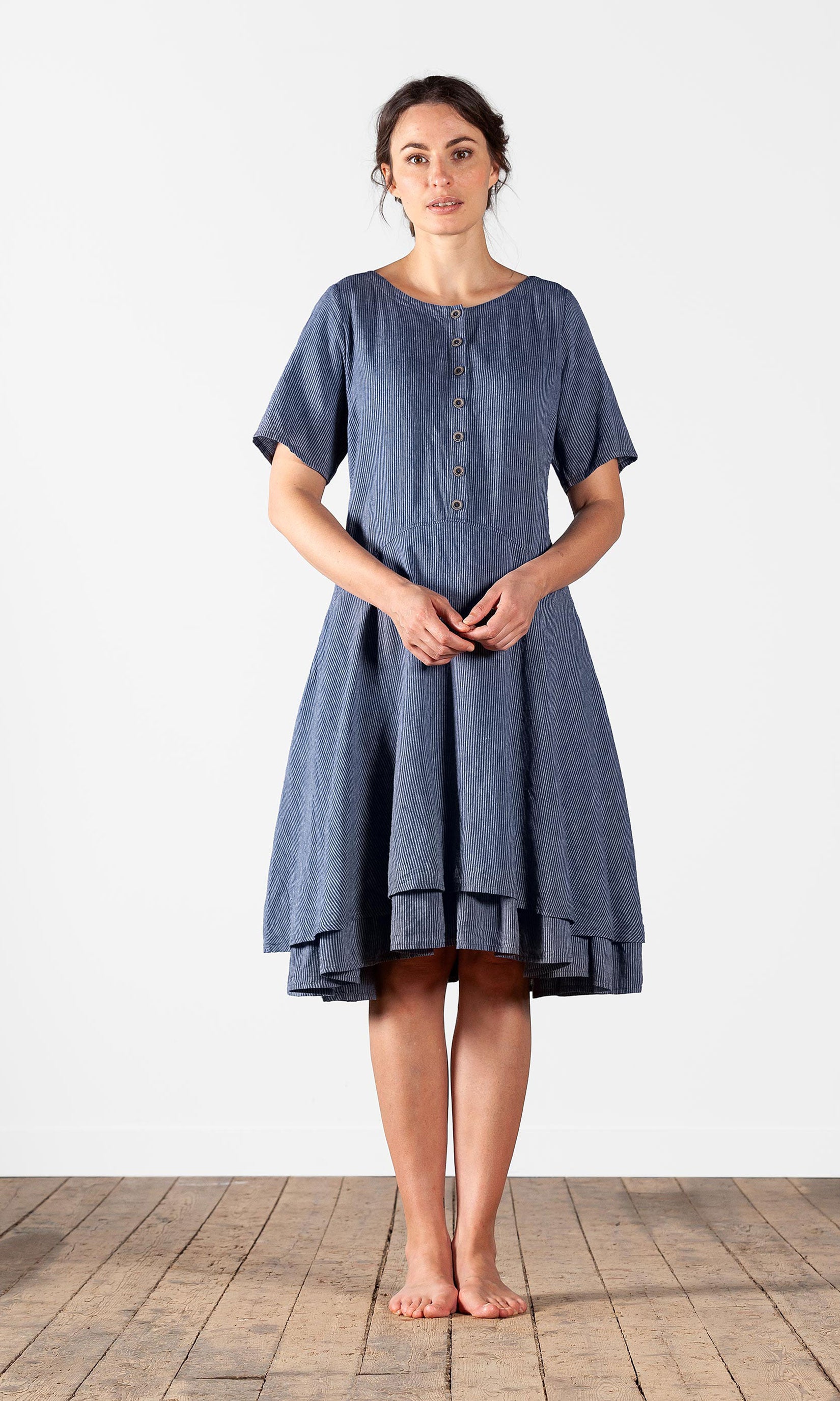 Figurbetontes Kleid mit kurzen weiten Ärmeln aus Hanfmischung